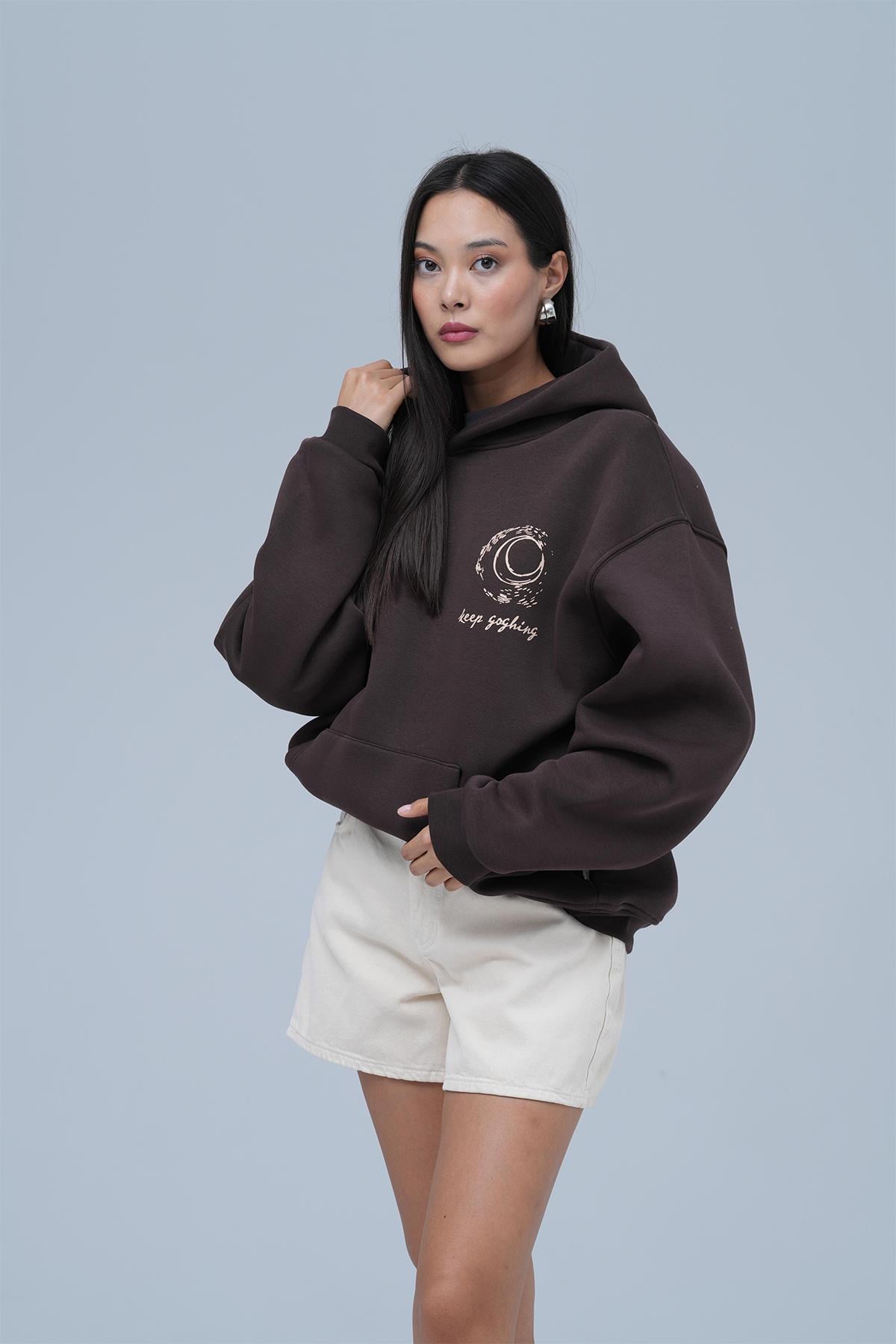 Beyond the Frame Oversize Sweatshirt Kadın Kahverengi