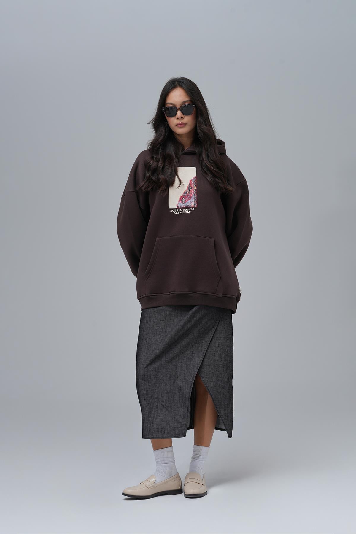 Not All Wounds Are Visible Oversize Sweatshirt Kadın Kahverengi