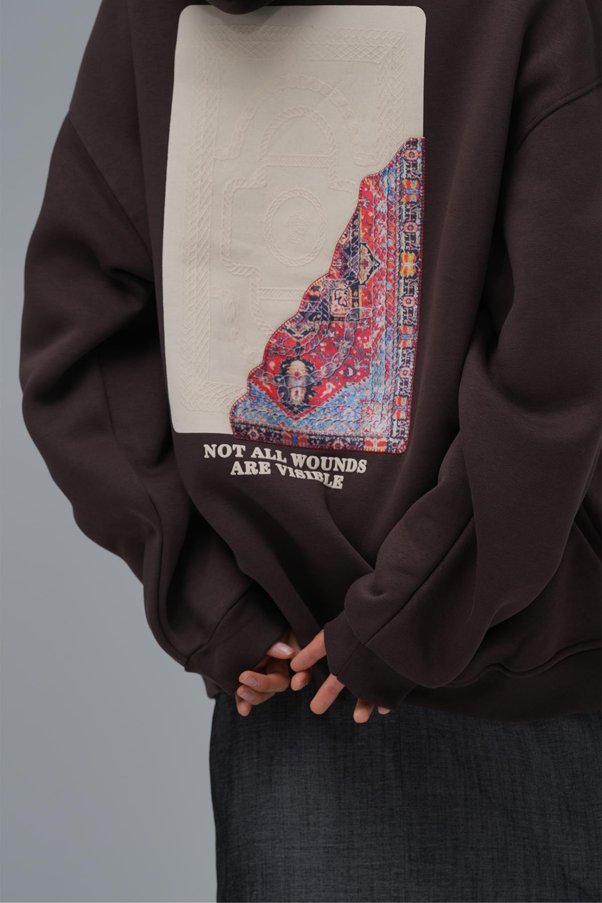 Not All Wounds Are Visible Oversize Sweatshirt Kadın Kahverengi