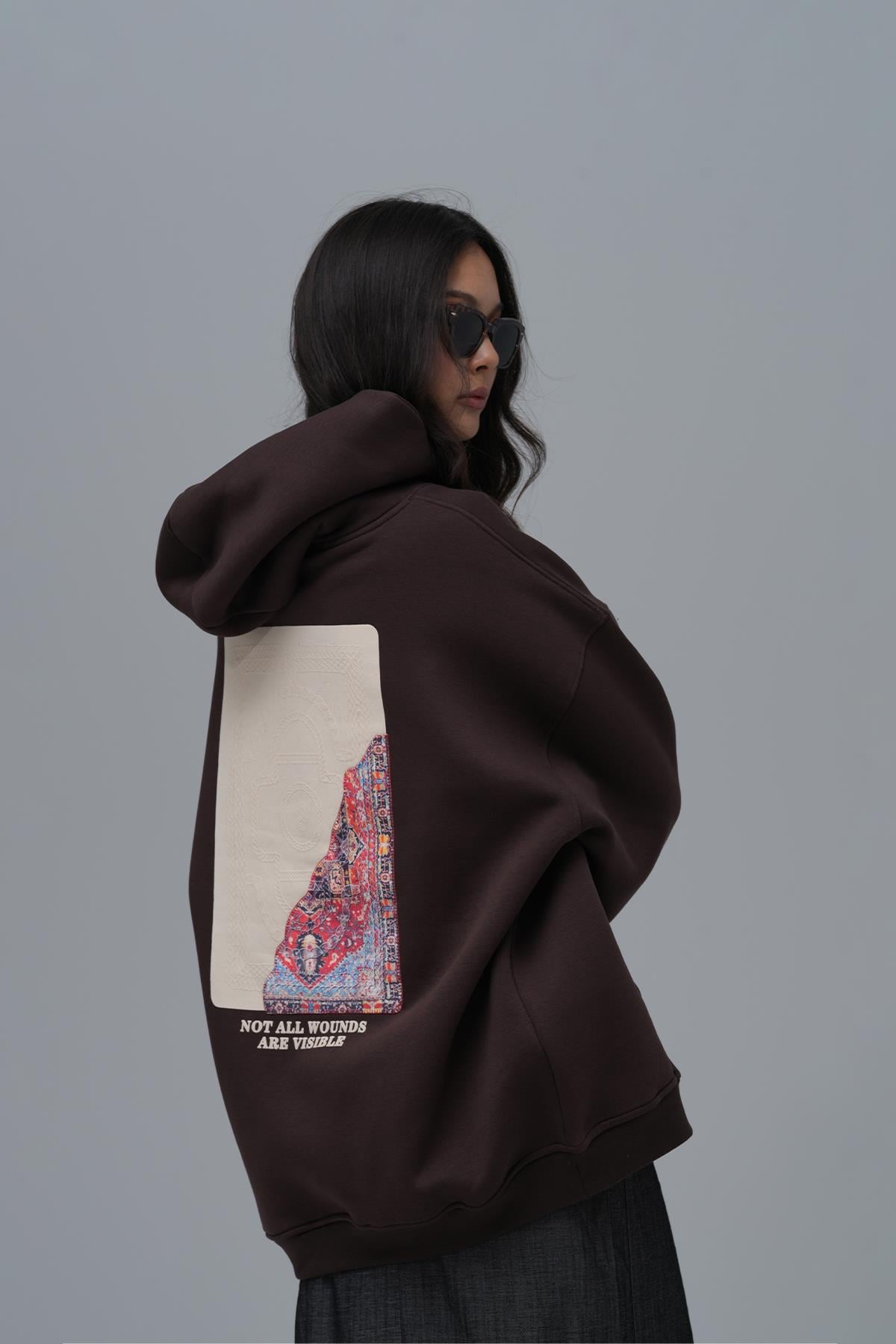 Not All Wounds Are Visible Oversize Sweatshirt Kadın Kahverengi