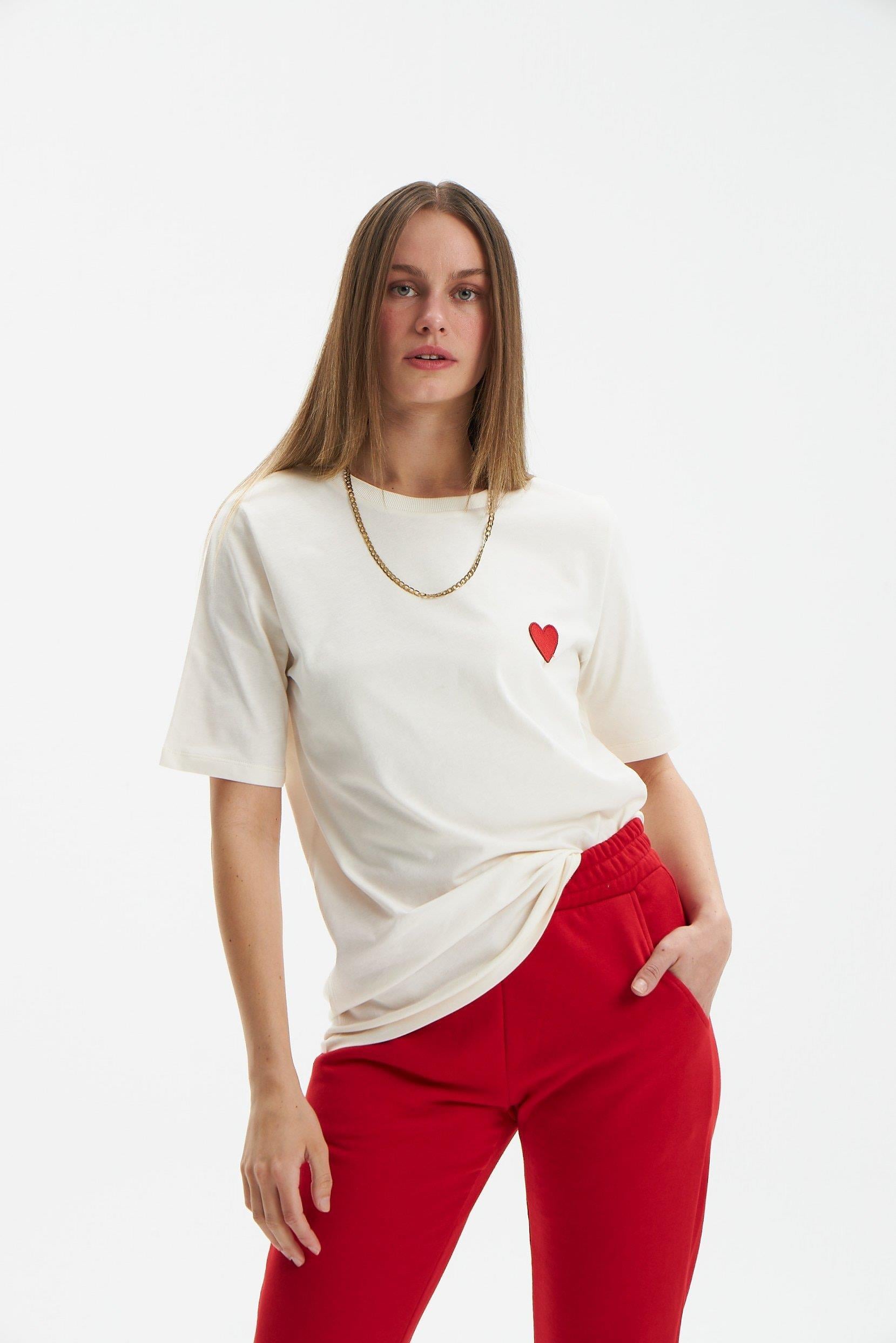 Nakışlı T-shirt-Ekru Kalp
