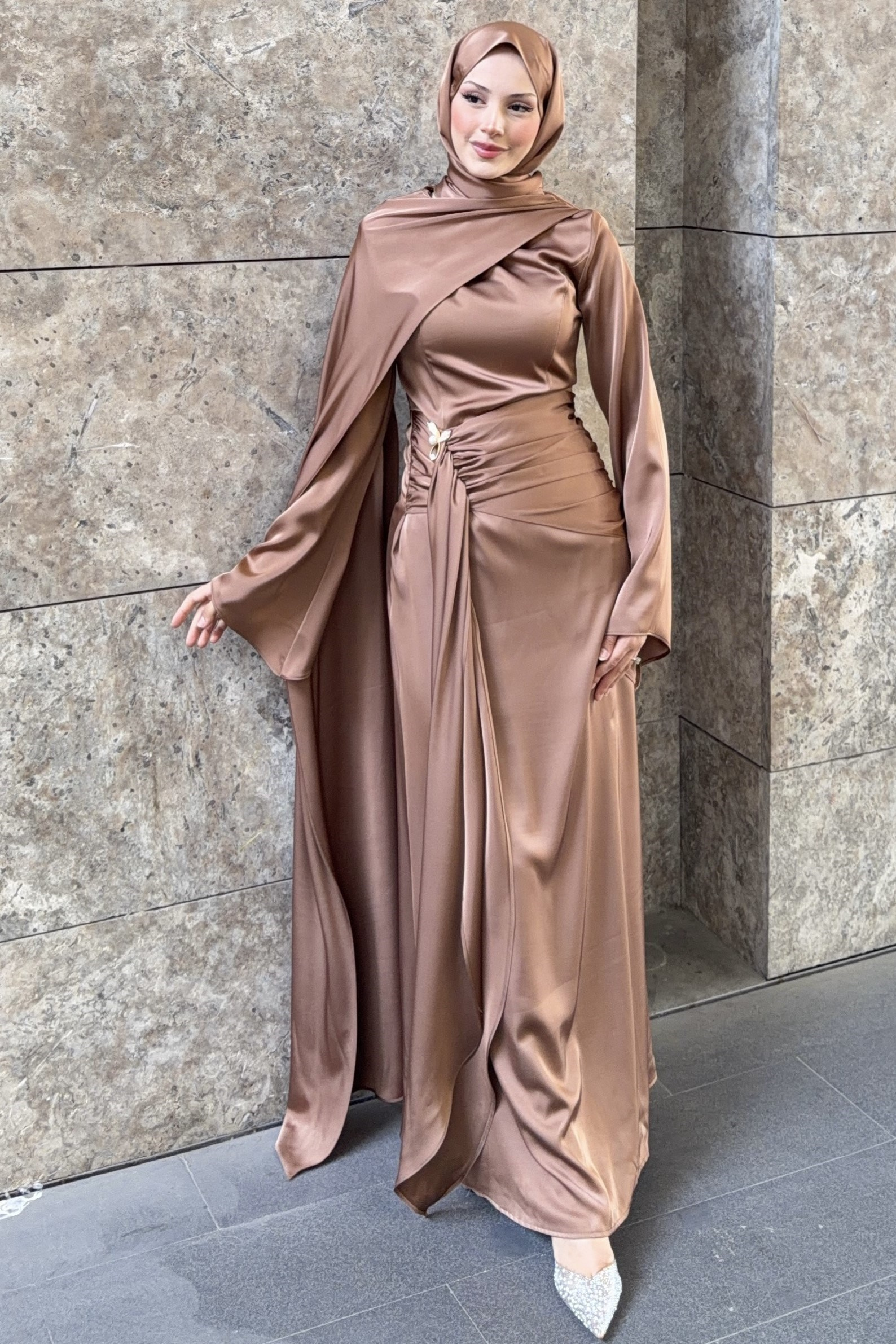 Blossra Broş Detaylı Saten Elbise Kahverengi