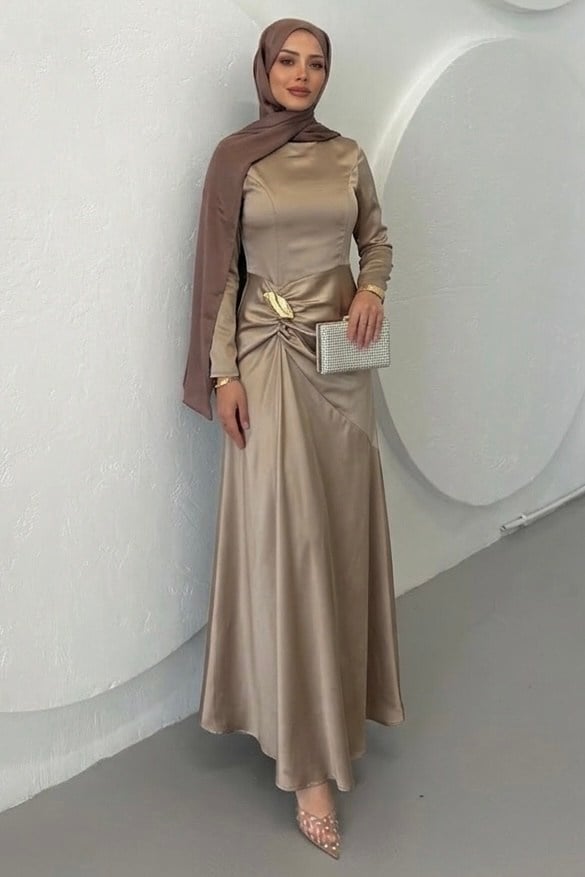Gold Bronş Detaylı Saten Elbise Vizon