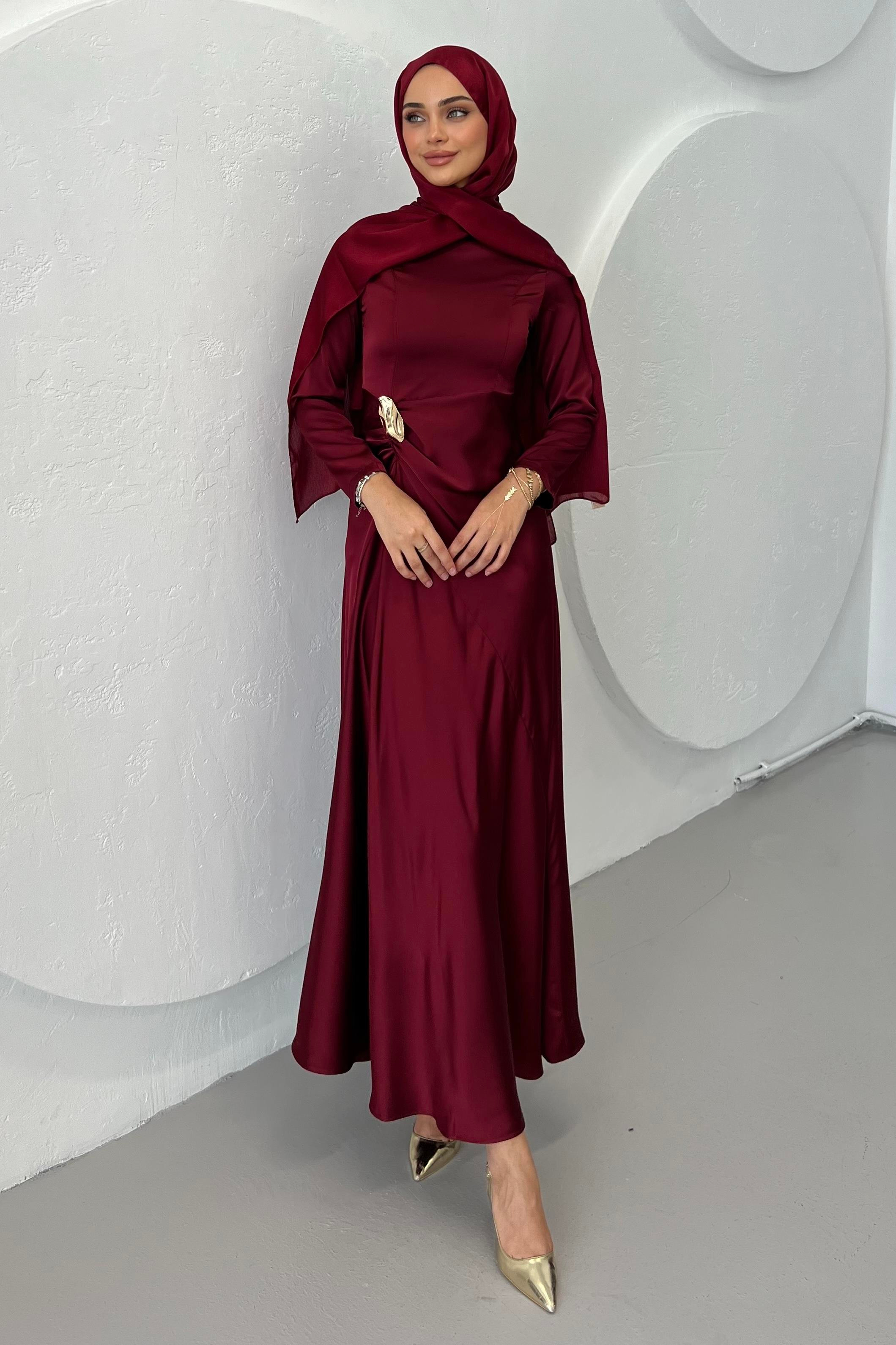 Gold Broşur Detaylı Saten Elbise Bordo