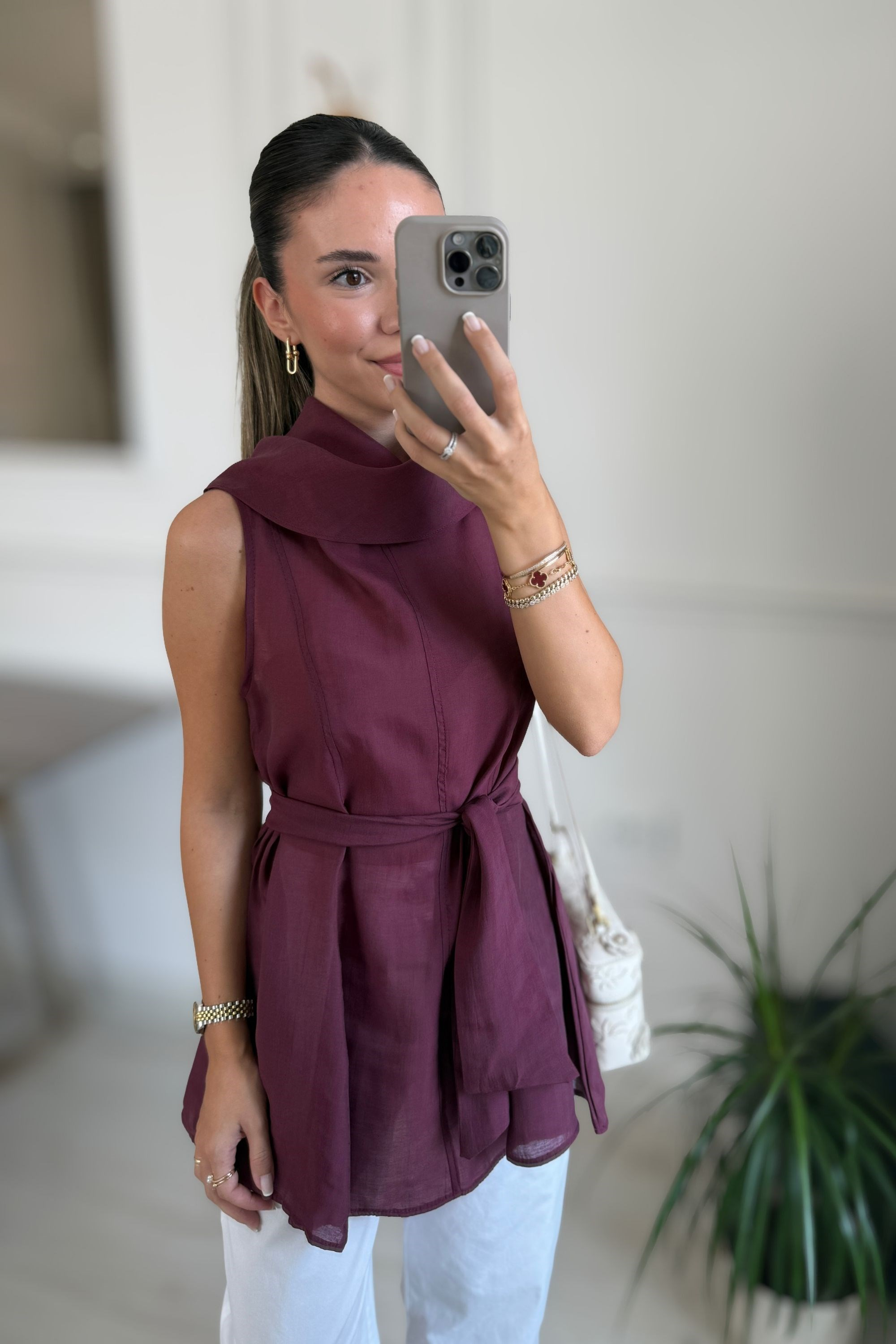DİK YAKA KUŞAKLI SIFIR KOL BLUZ - BORDO