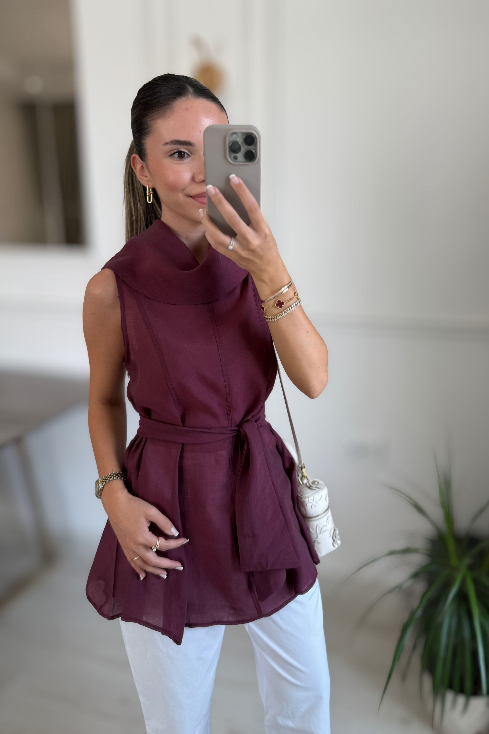 DİK YAKA KUŞAKLI SIFIR KOL BLUZ - BORDO