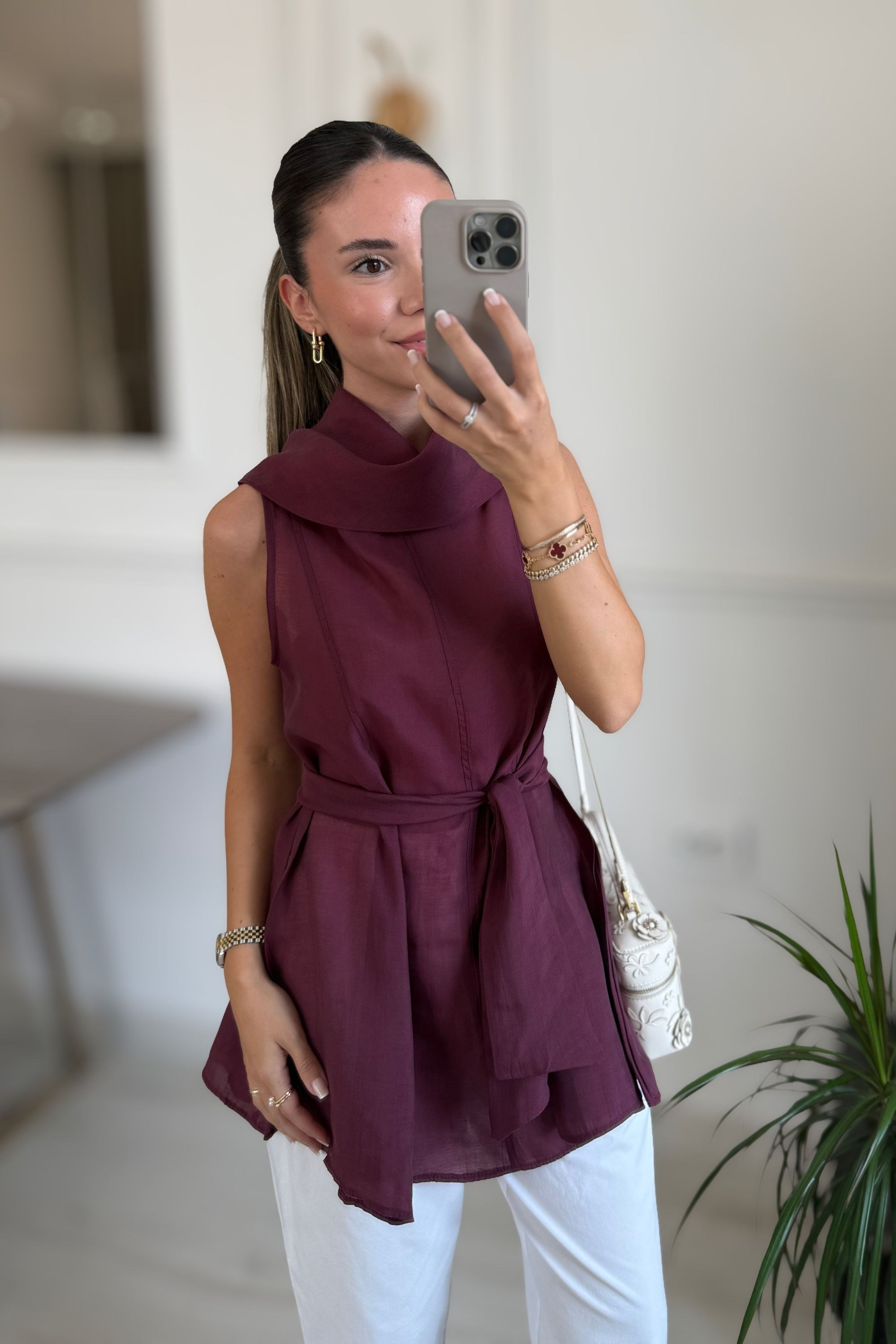 DİK YAKA KUŞAKLI SIFIR KOL BLUZ - BORDO