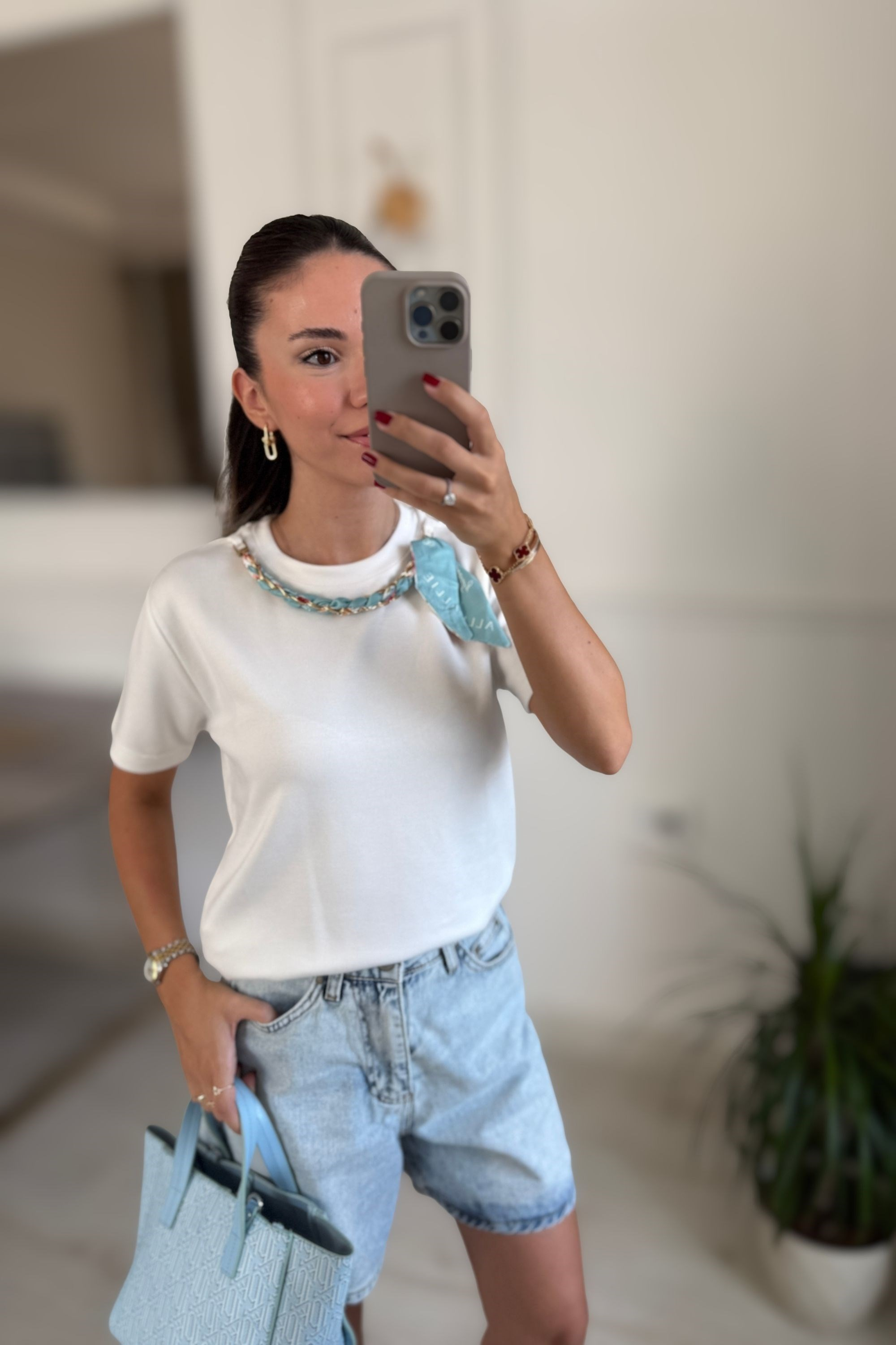 YAKA AKSESUARLI TİŞÖRT - BEYAZ