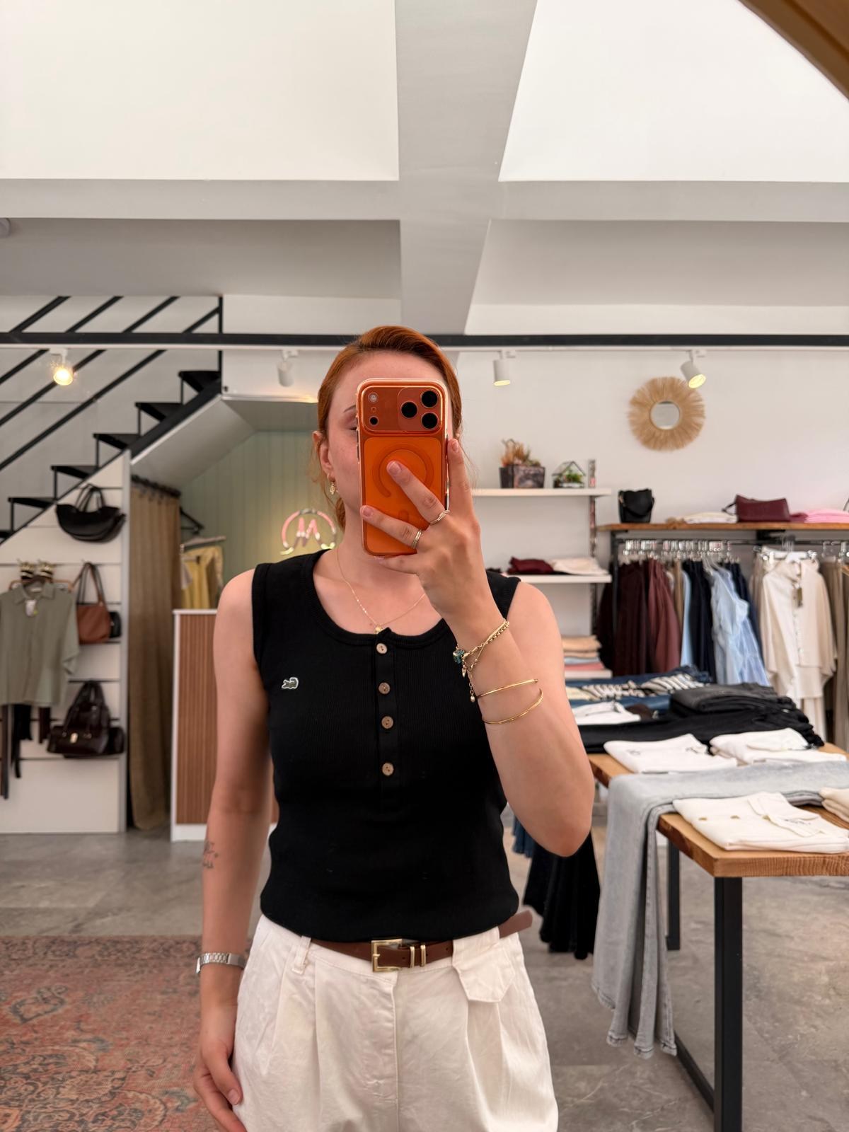 ÖNDEN DÜĞME DETAYLI SIFIRKOL BLUZ