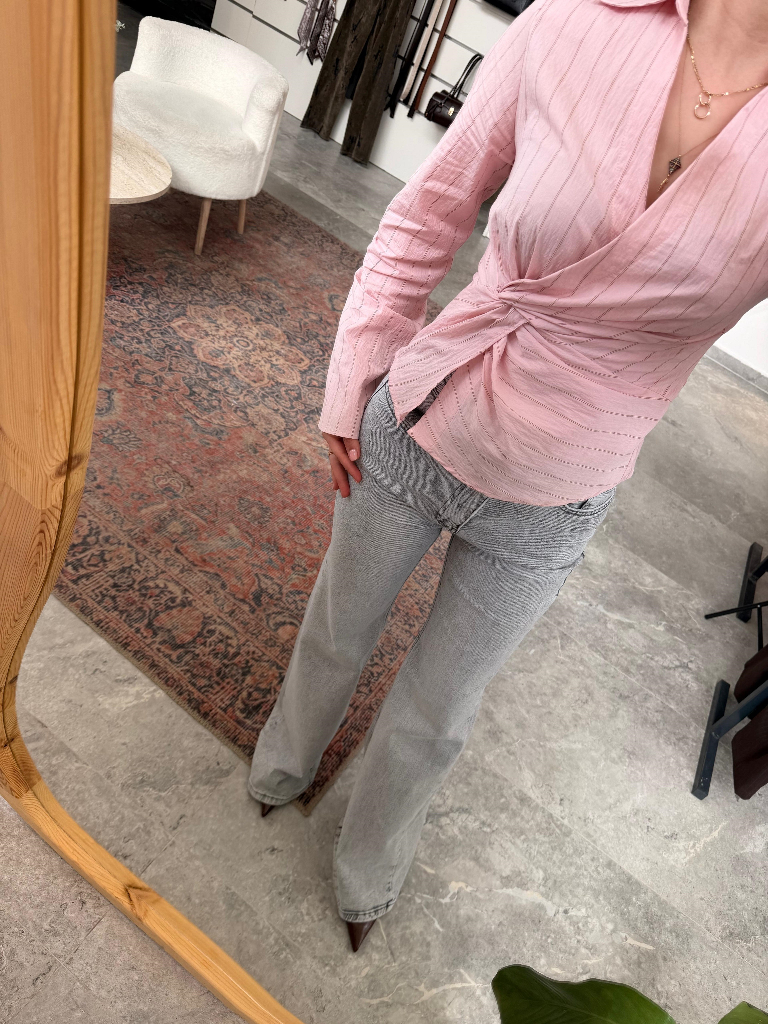 PEMBE ÖNÜ DÜĞÜM DETAYLI ÇİZGİLİ GÖMLEK