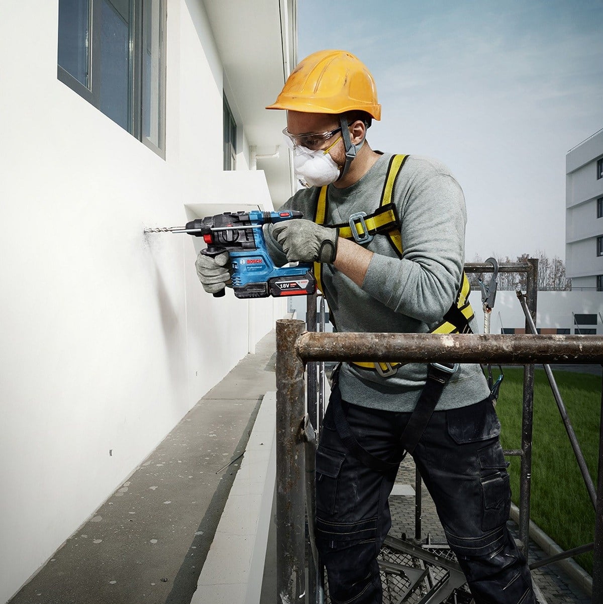 Bosch GSR 18V45 Akülü Vidalama + GWS 18V8  Açılı Taşlama + GBH 18V22 Akülü Kırıcı Delici + 3 Ad Akü + Şarj Cihazı
