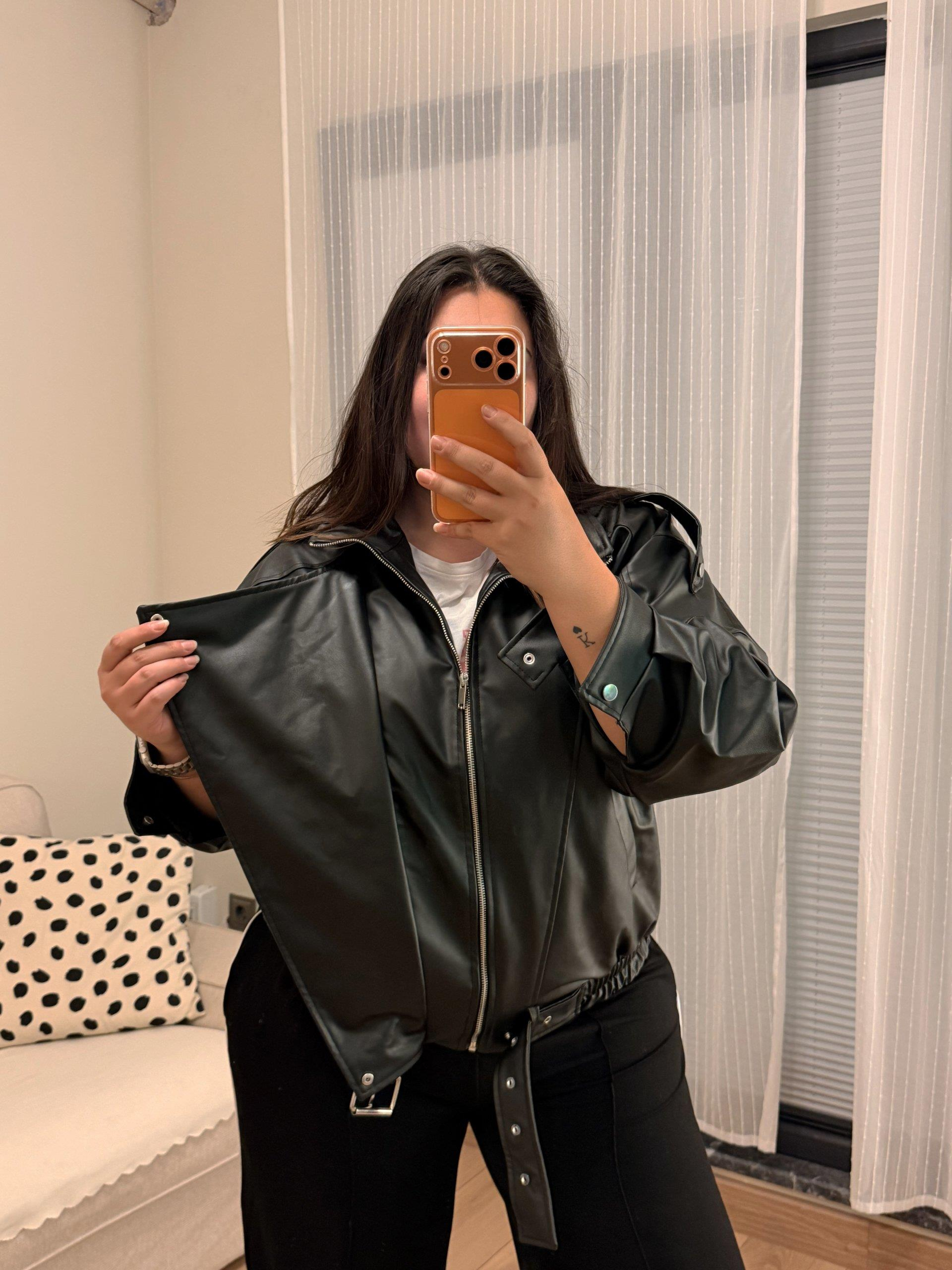 Geniş Kesim Lastik Detaylı Astarlı Deri Ceket - Siyah