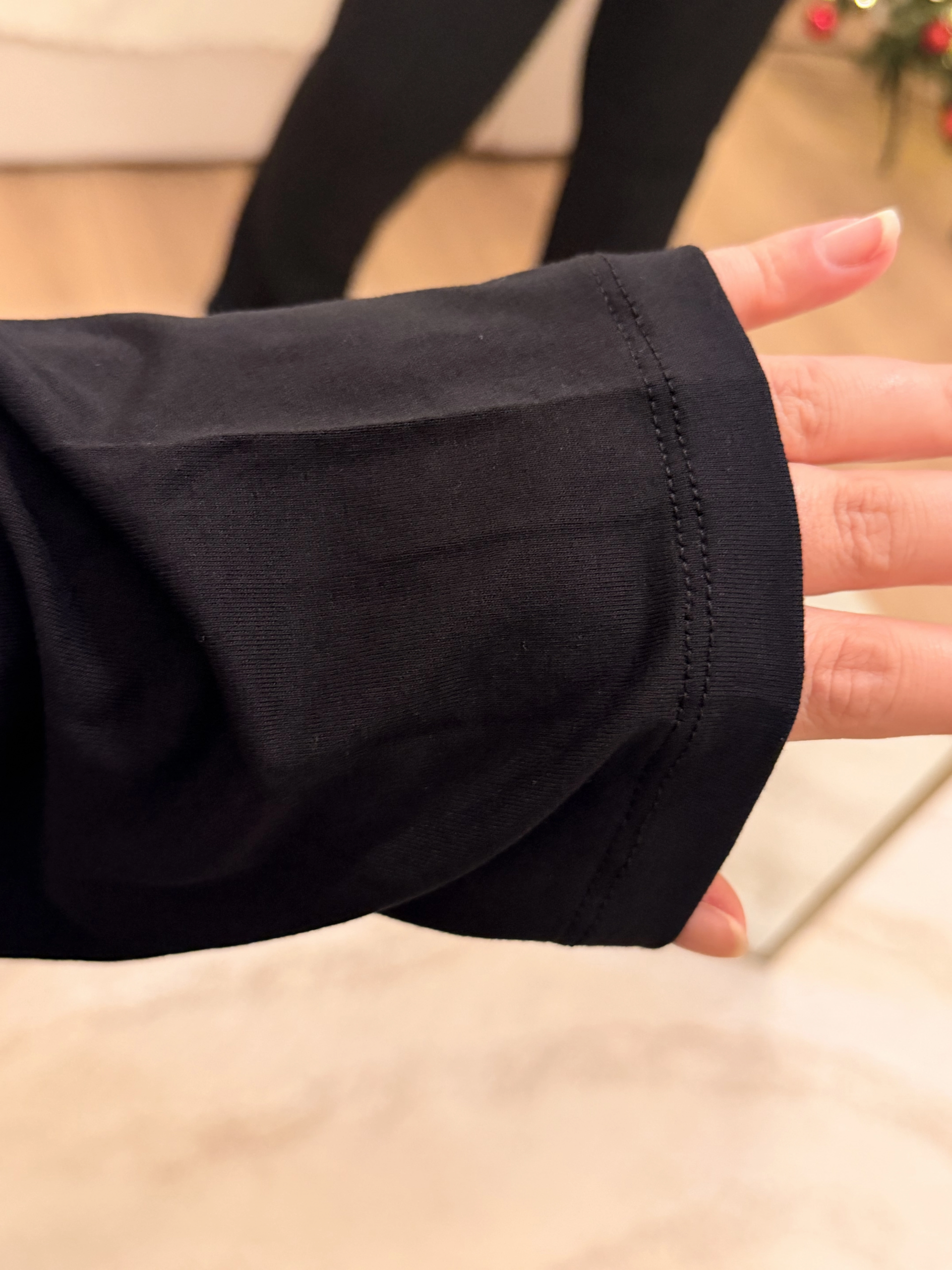 Madonna Yaka Broş Detaylı Esnek Modal Bluz - Siyah