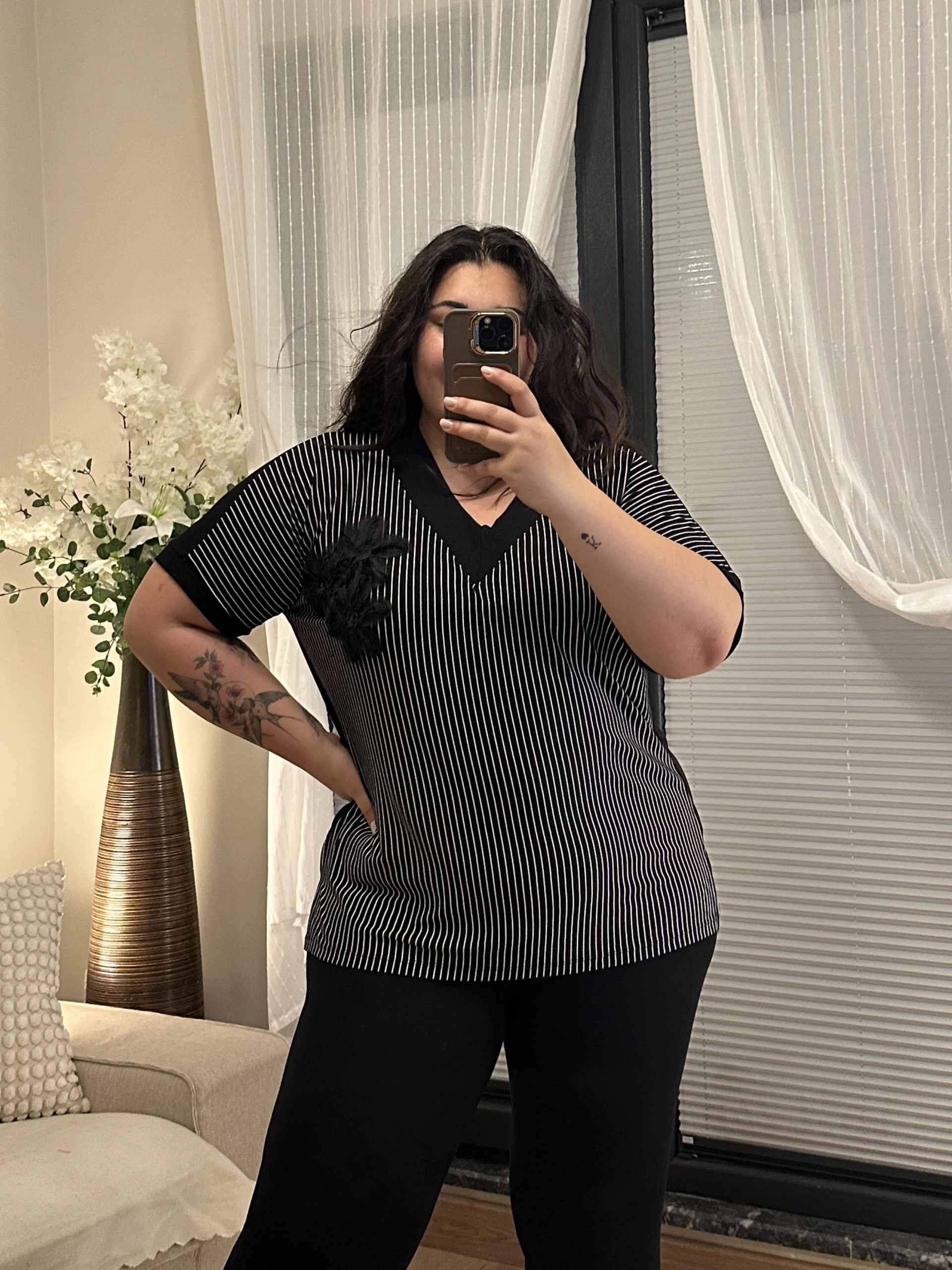 V Yaka Çiçek Detaylı Esnek Penye Bluz - Siyah