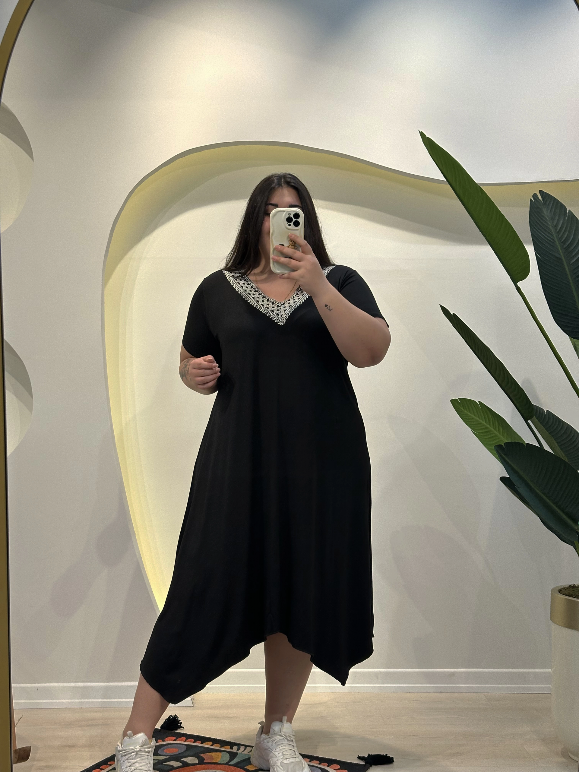 V Yaka İşlemeli Asimetrik Penye Elbise - Siyah