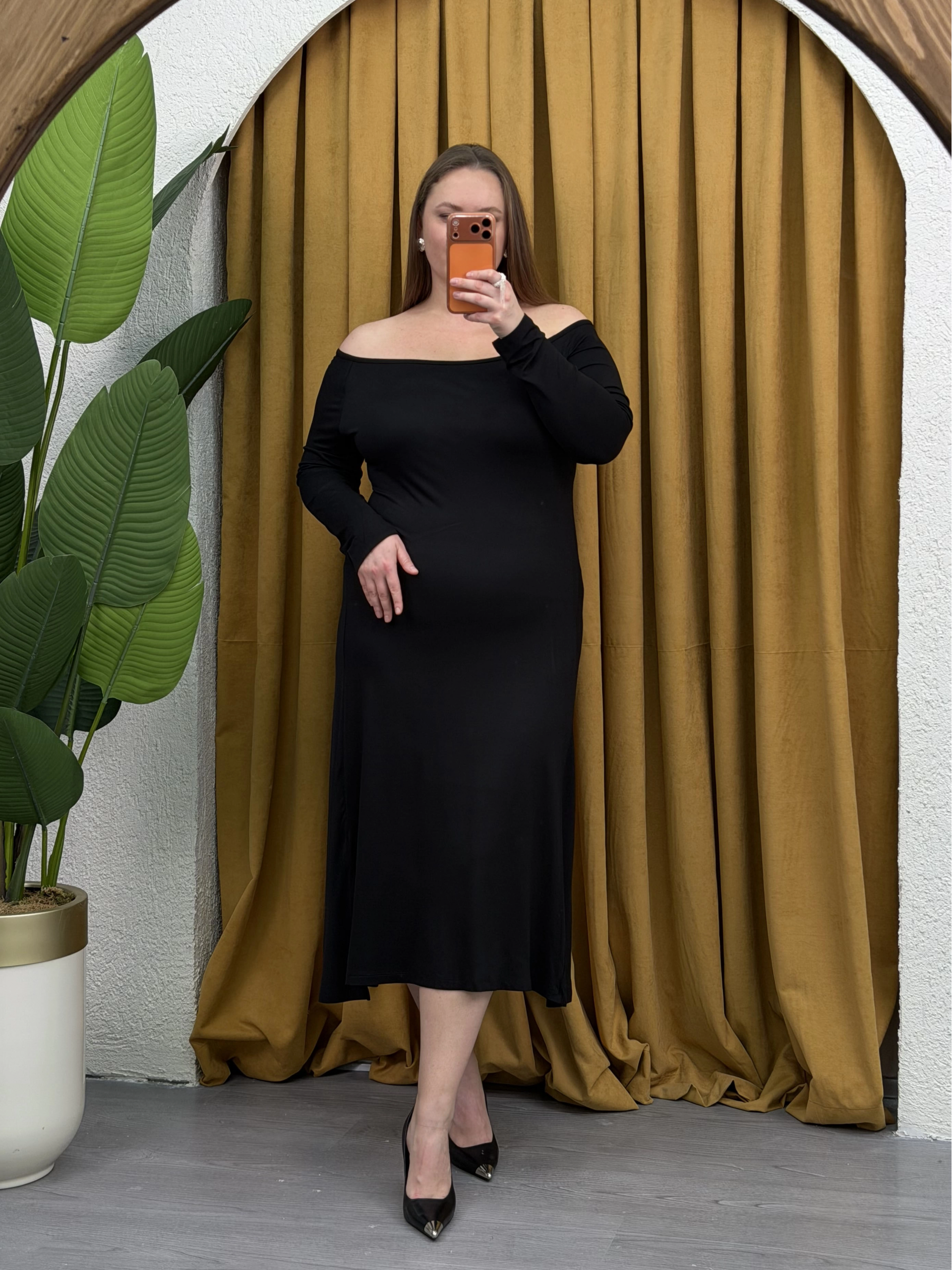 Yırtmaçlı Madonna Yaka Esnek Penye Elbise - Siyah