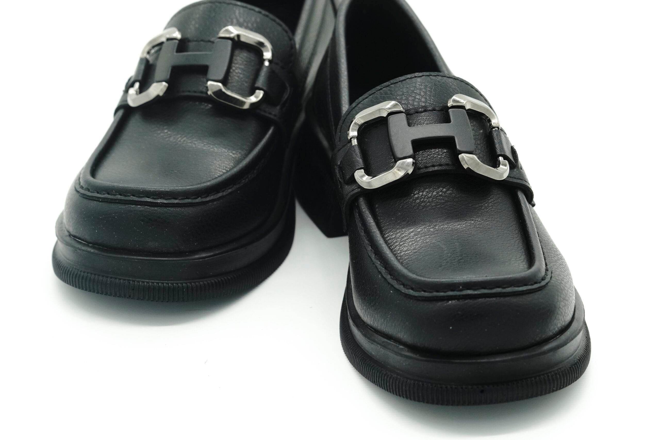 gumus-toka-detayli-loafer-siyah-7a518c.jpg