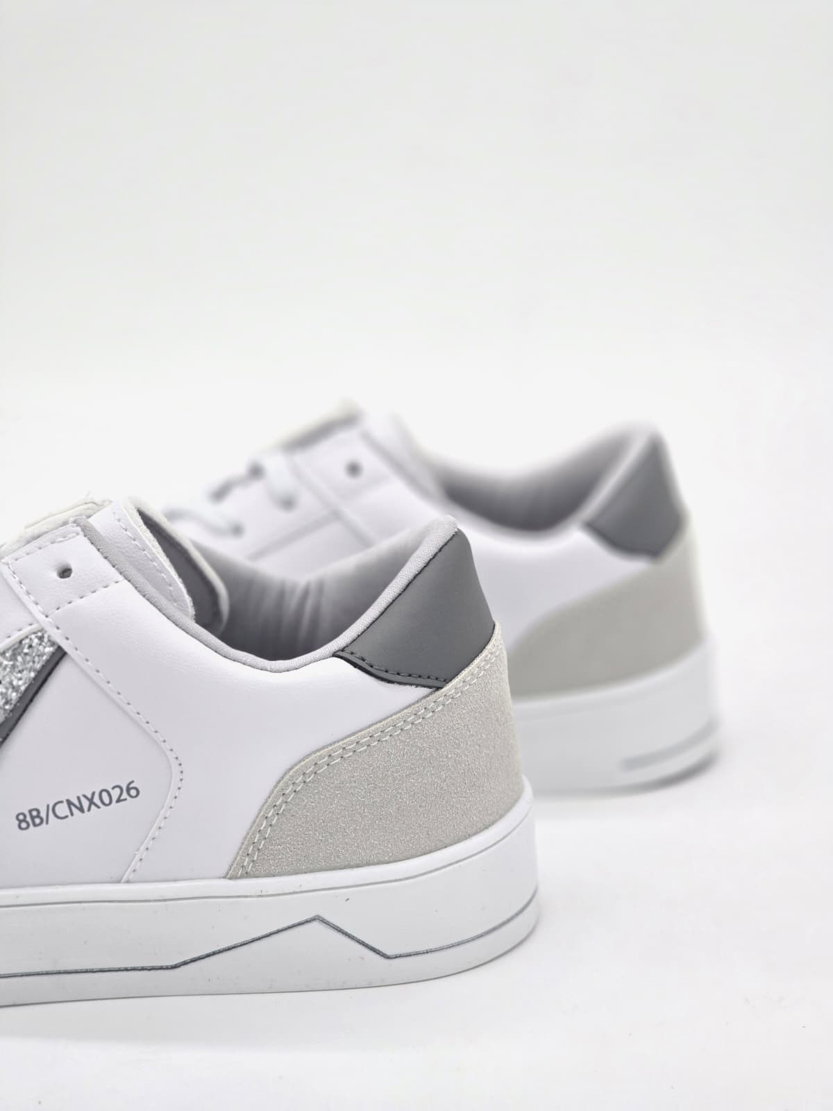 Luvesta Onyx sneaker