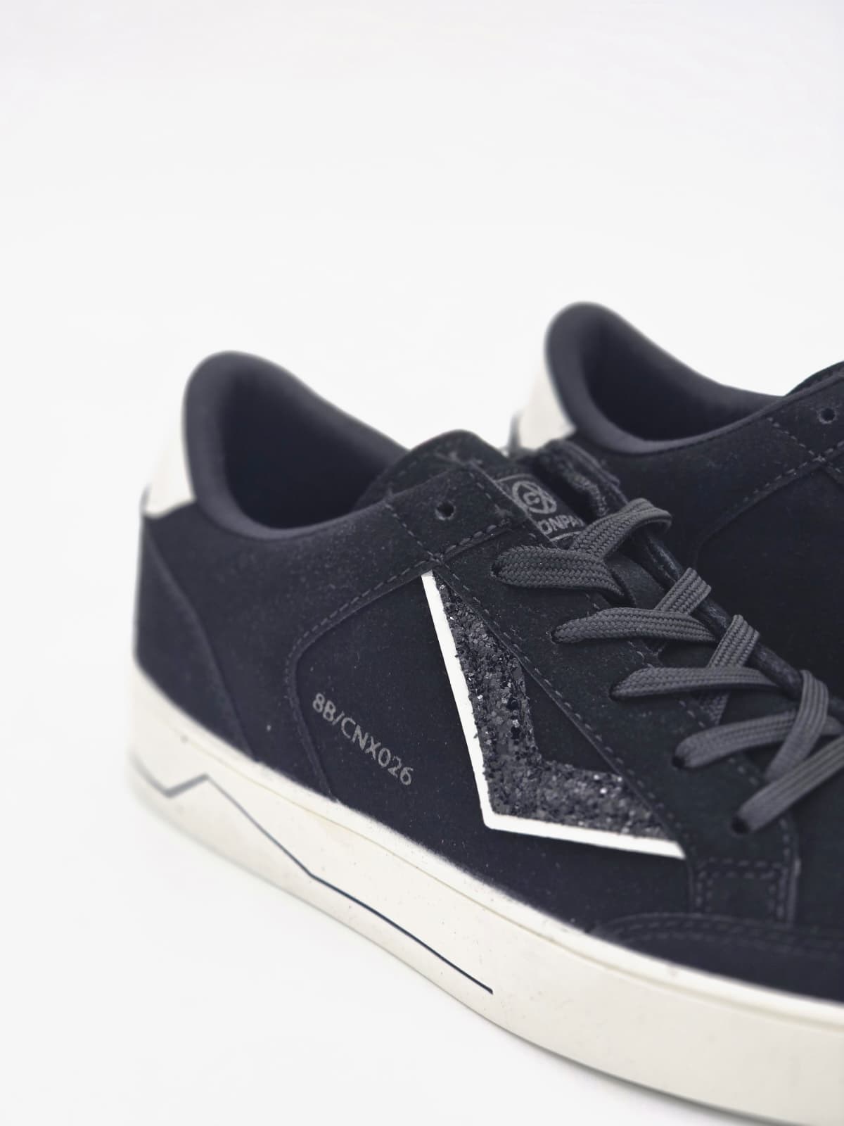 Luvesta Onyx sneaker