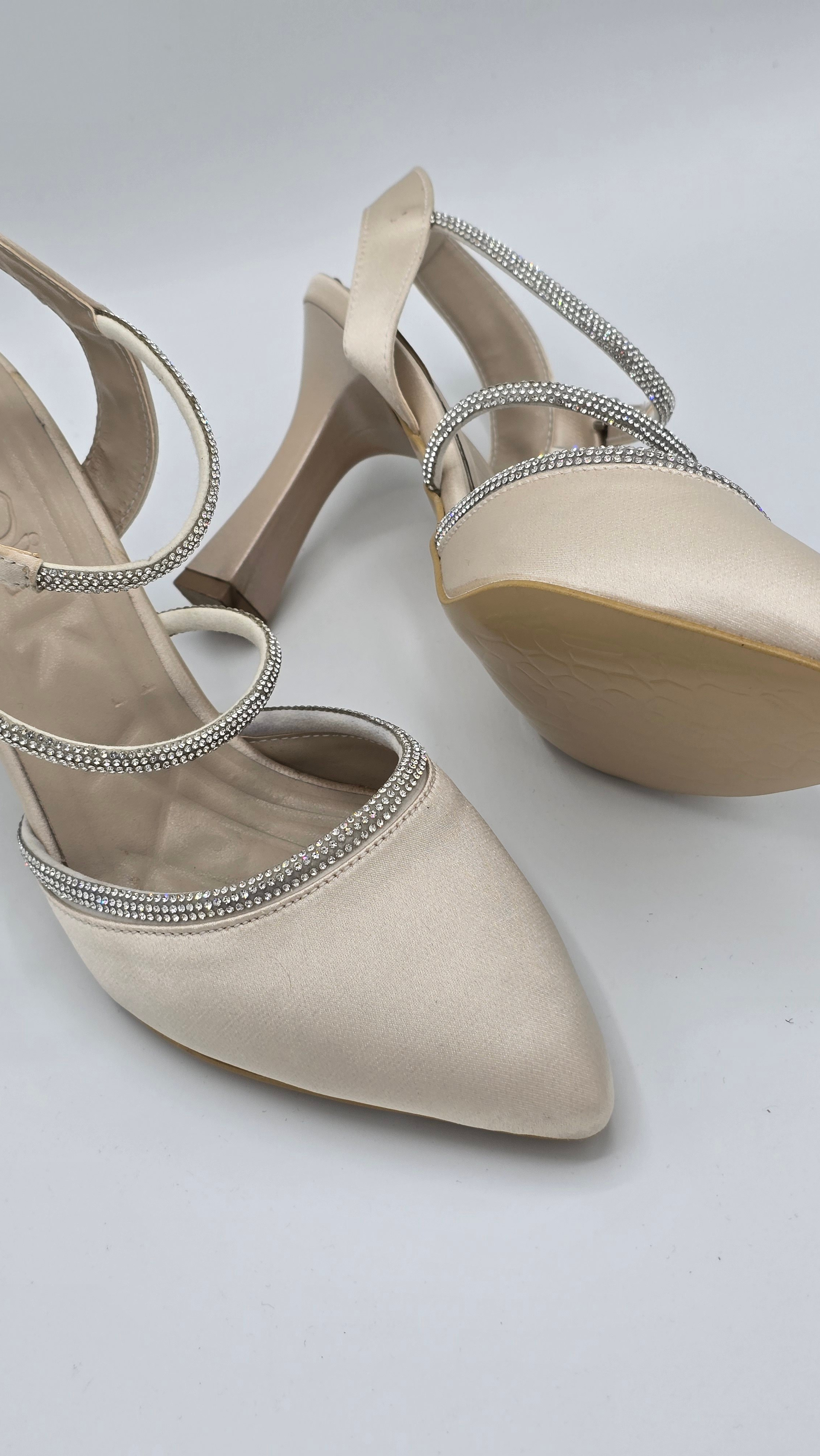 Luvestashoes Bej Taş Detaylı Bilekten Tokalı İnce Topuk Ayakkabı