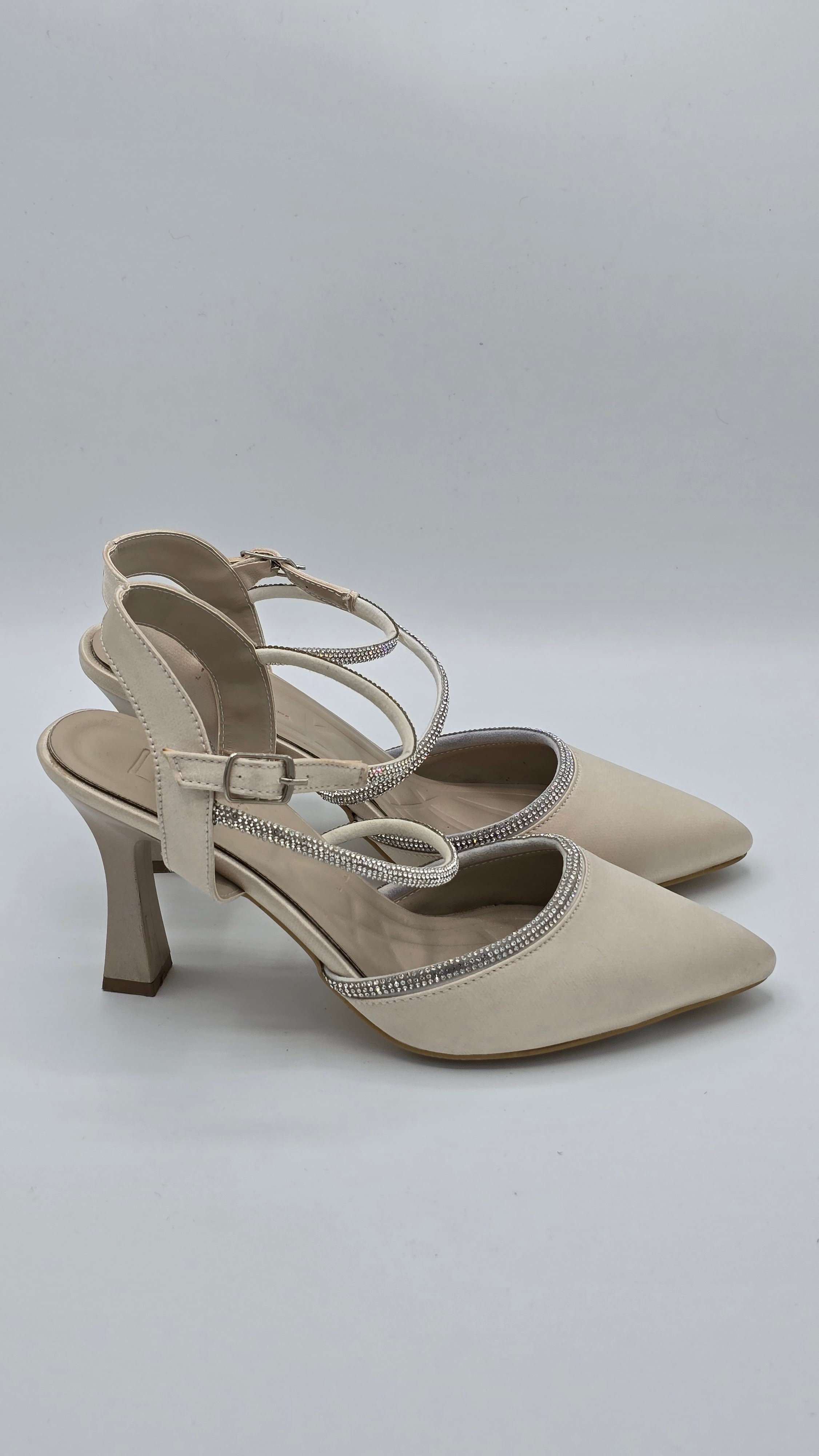 Luvestashoes Bej Taş Detaylı Bilekten Tokalı İnce Topuk Ayakkabı