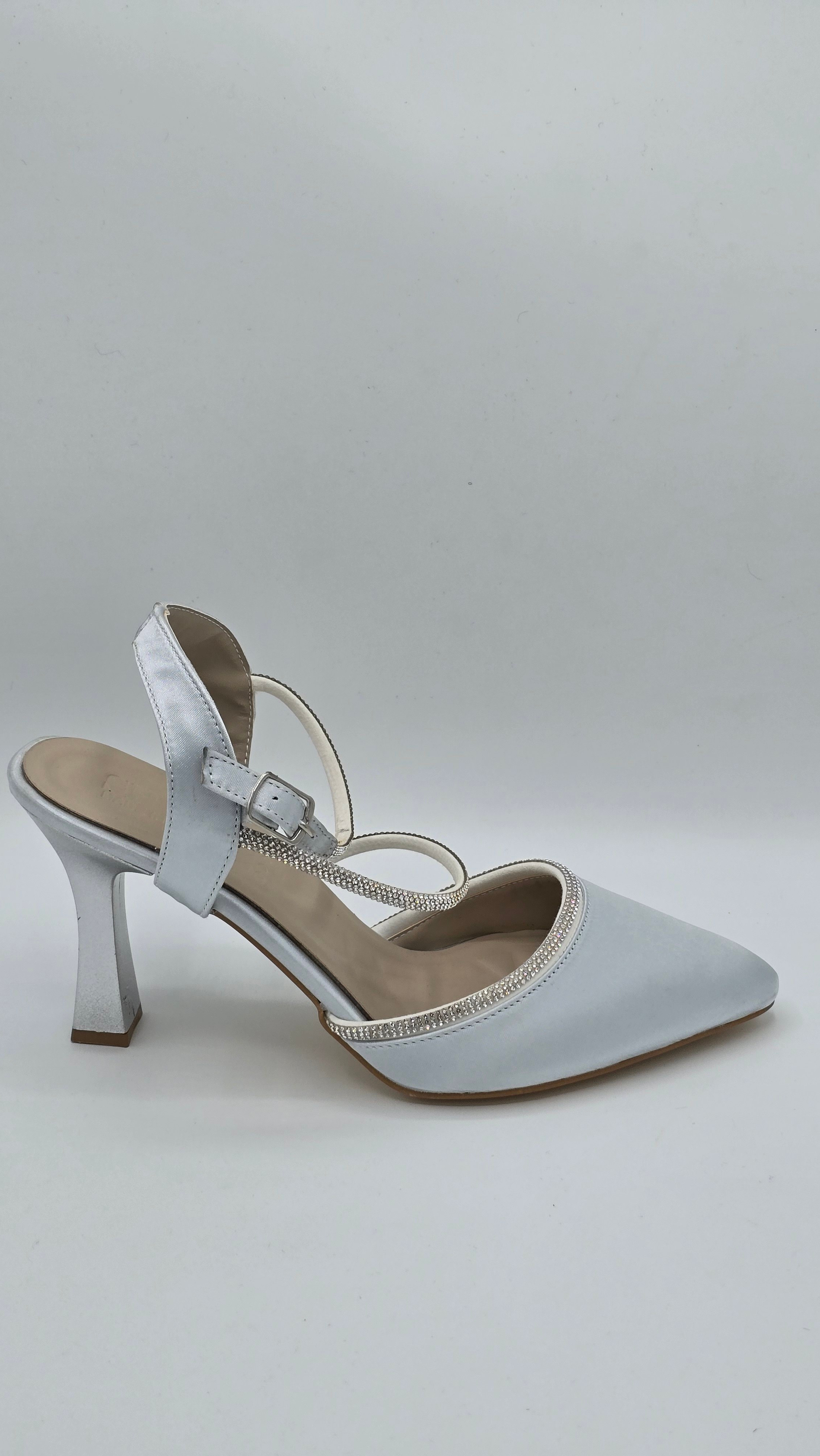 Luvestashoes Beyaz Taş Detaylı Bilekten Tokalı İnce Topuk Ayakkabı