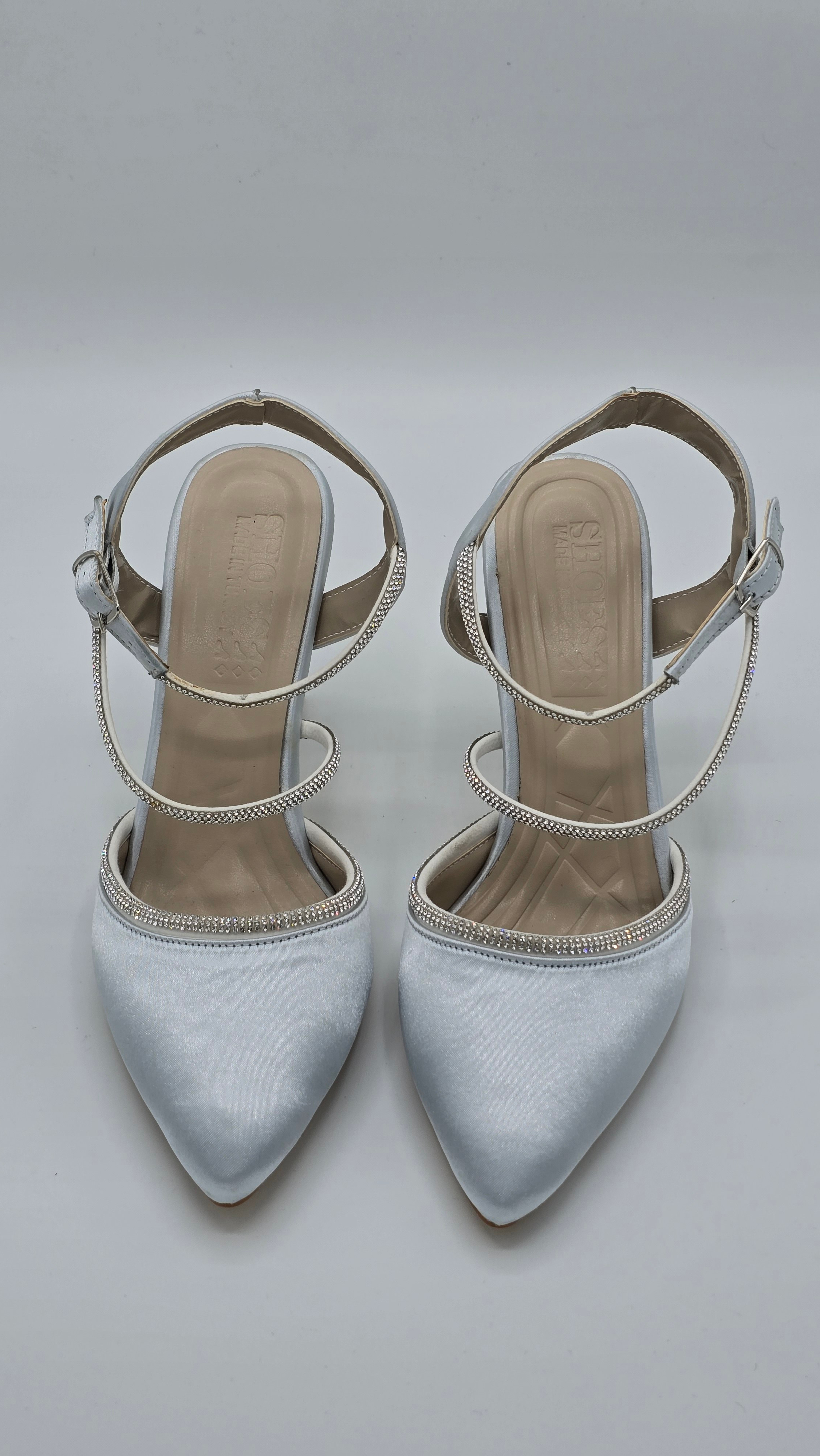 Luvestashoes Beyaz Taş Detaylı Bilekten Tokalı İnce Topuk Ayakkabı