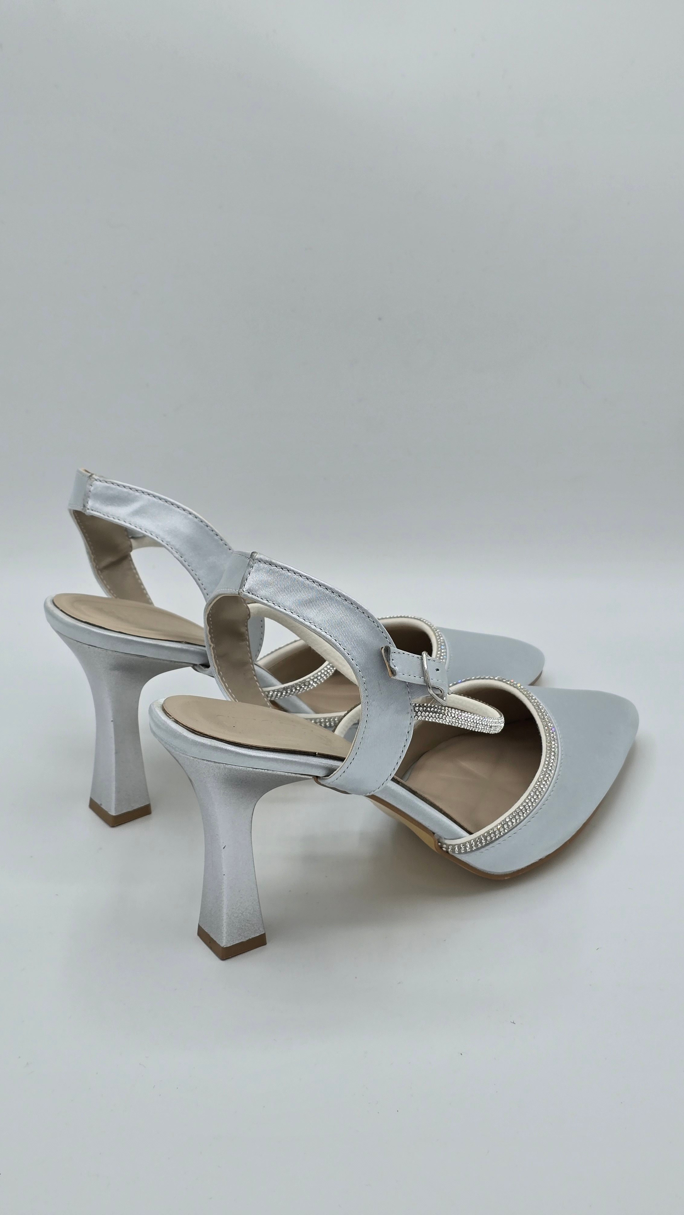 Luvestashoes Beyaz Taş Detaylı Bilekten Tokalı İnce Topuk Ayakkabı