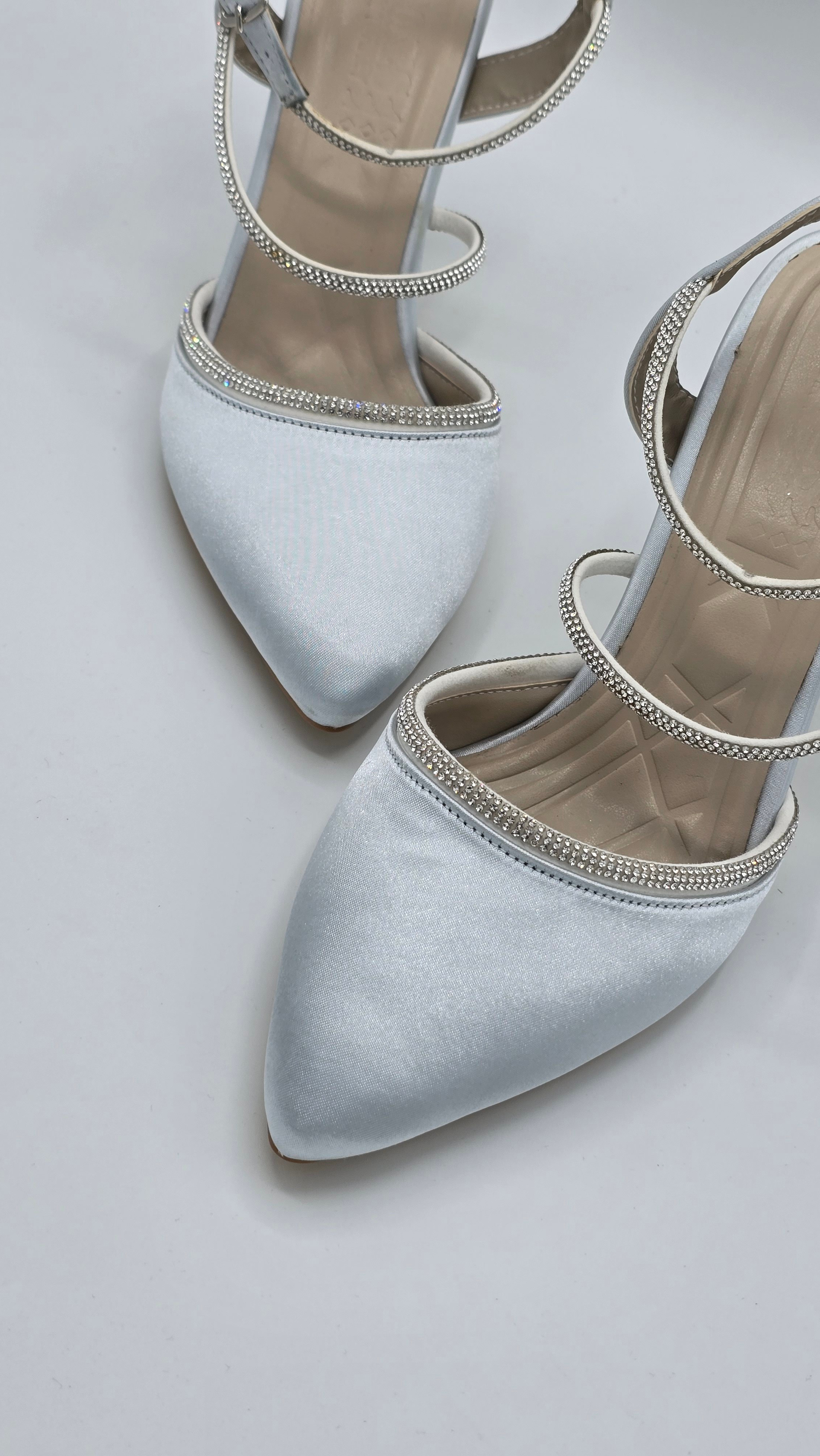 Luvestashoes Beyaz Taş Detaylı Bilekten Tokalı İnce Topuk Ayakkabı