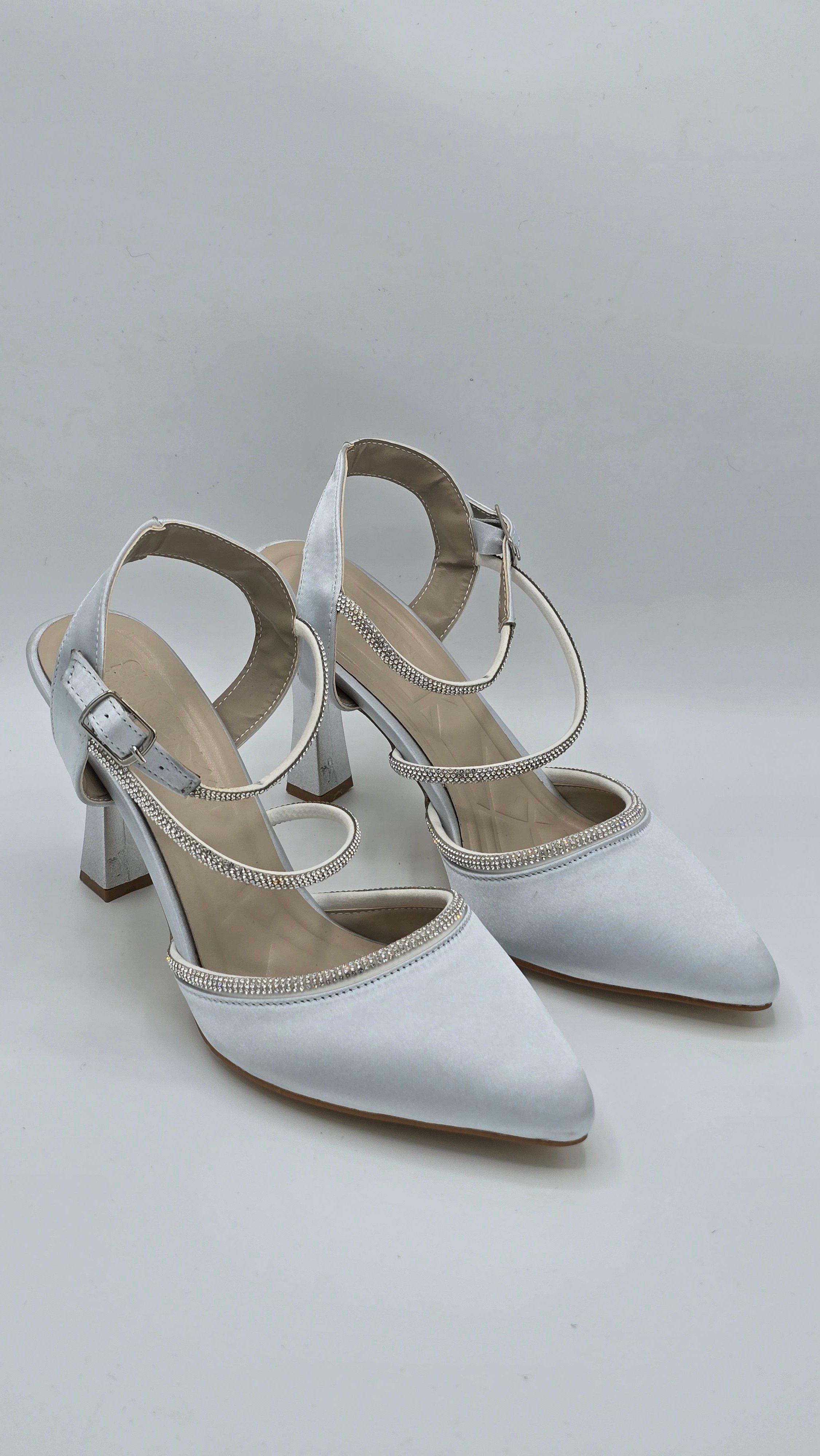Luvestashoes Beyaz Taş Detaylı Bilekten Tokalı İnce Topuk Ayakkabı