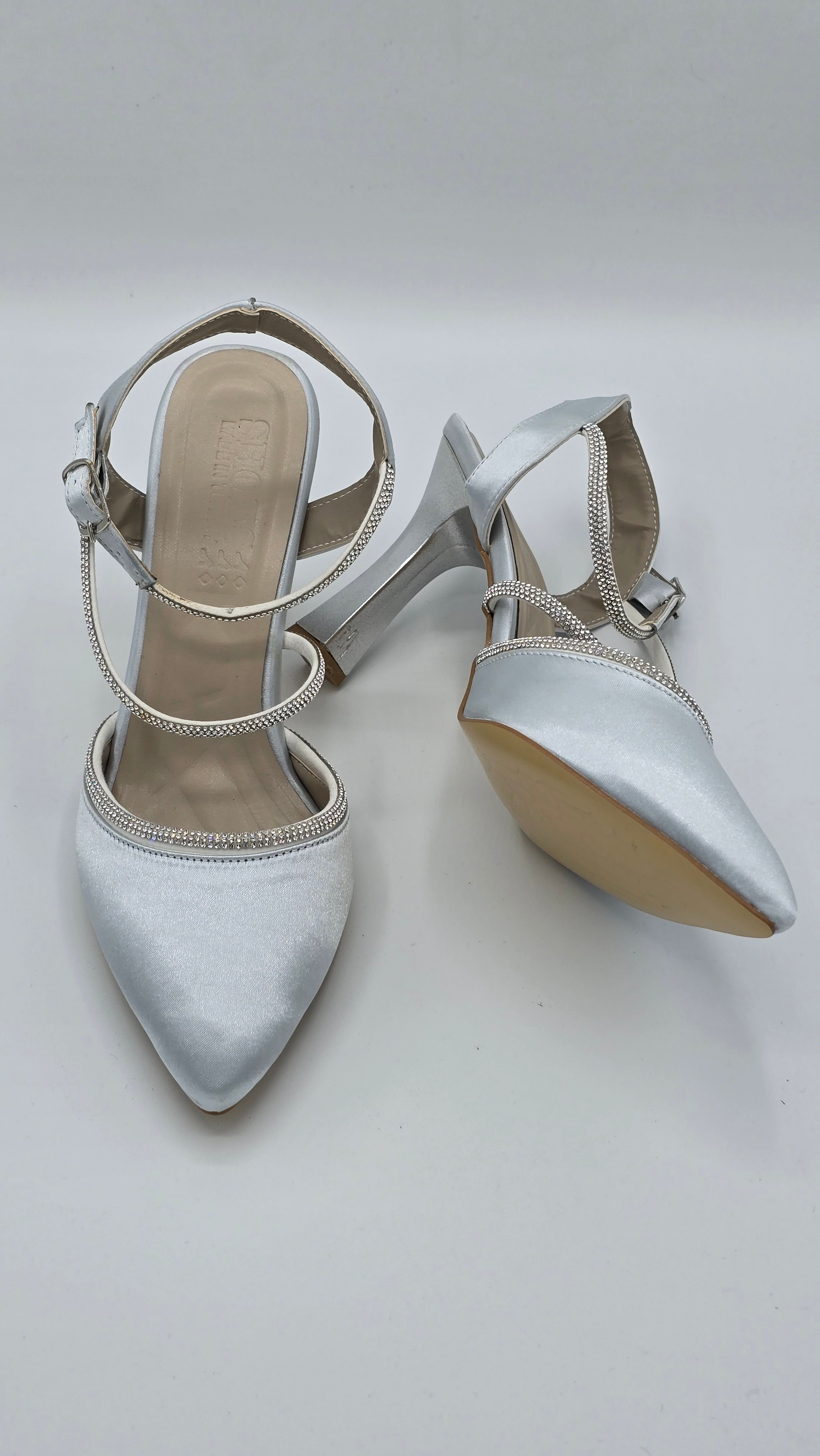 Luvestashoes Beyaz Taş Detaylı Bilekten Tokalı İnce Topuk Ayakkabı