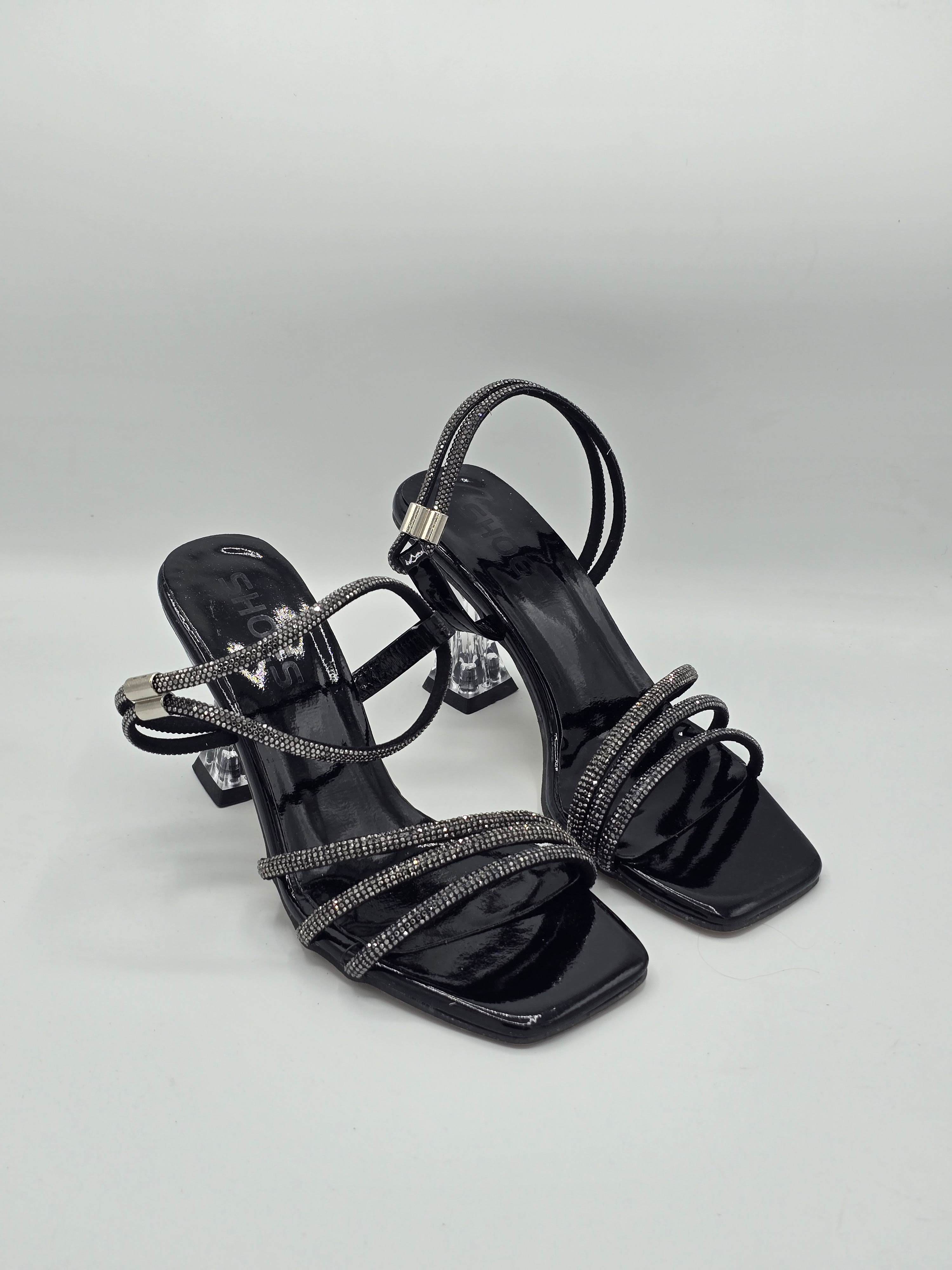 LUVESTASHOES BİLEKTEN GEÇMELİ KARE BURUNLU SİYAH TOPUKLU TERLİK