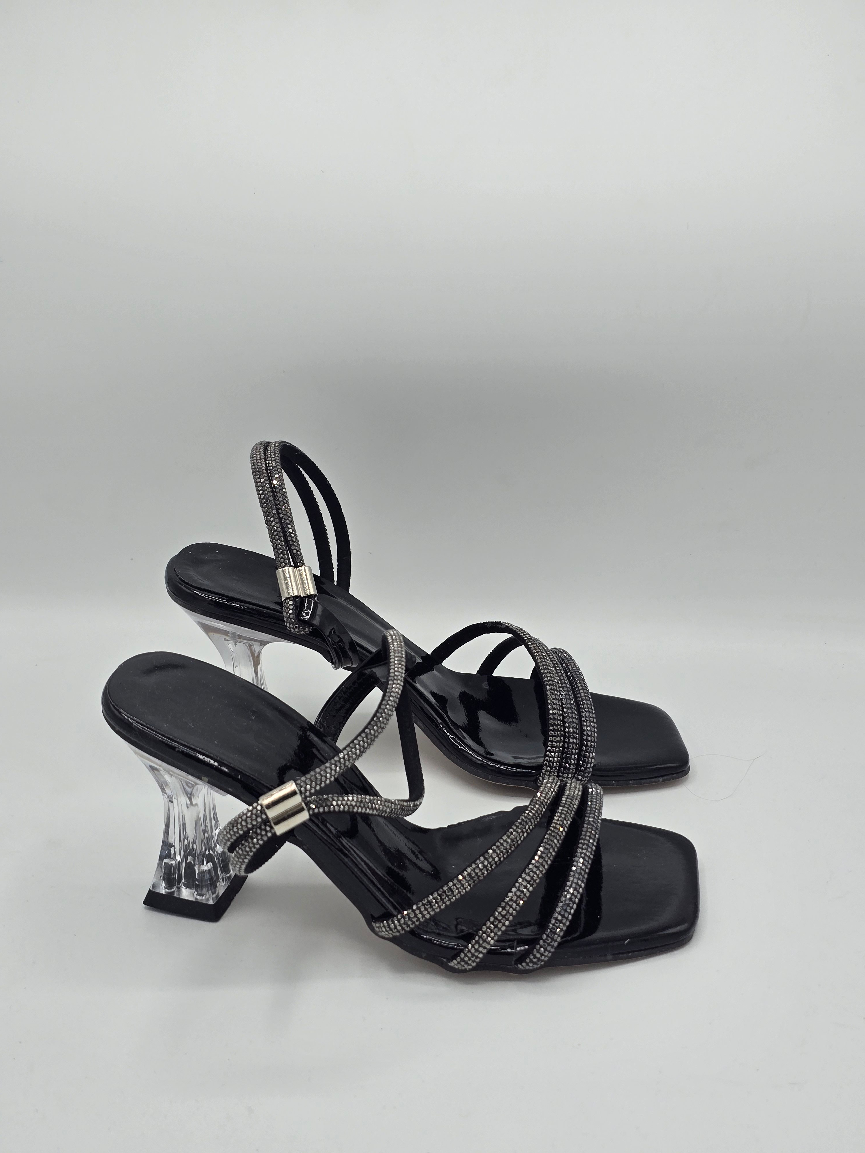 LUVESTASHOES BİLEKTEN GEÇMELİ KARE BURUNLU SİYAH TOPUKLU TERLİK