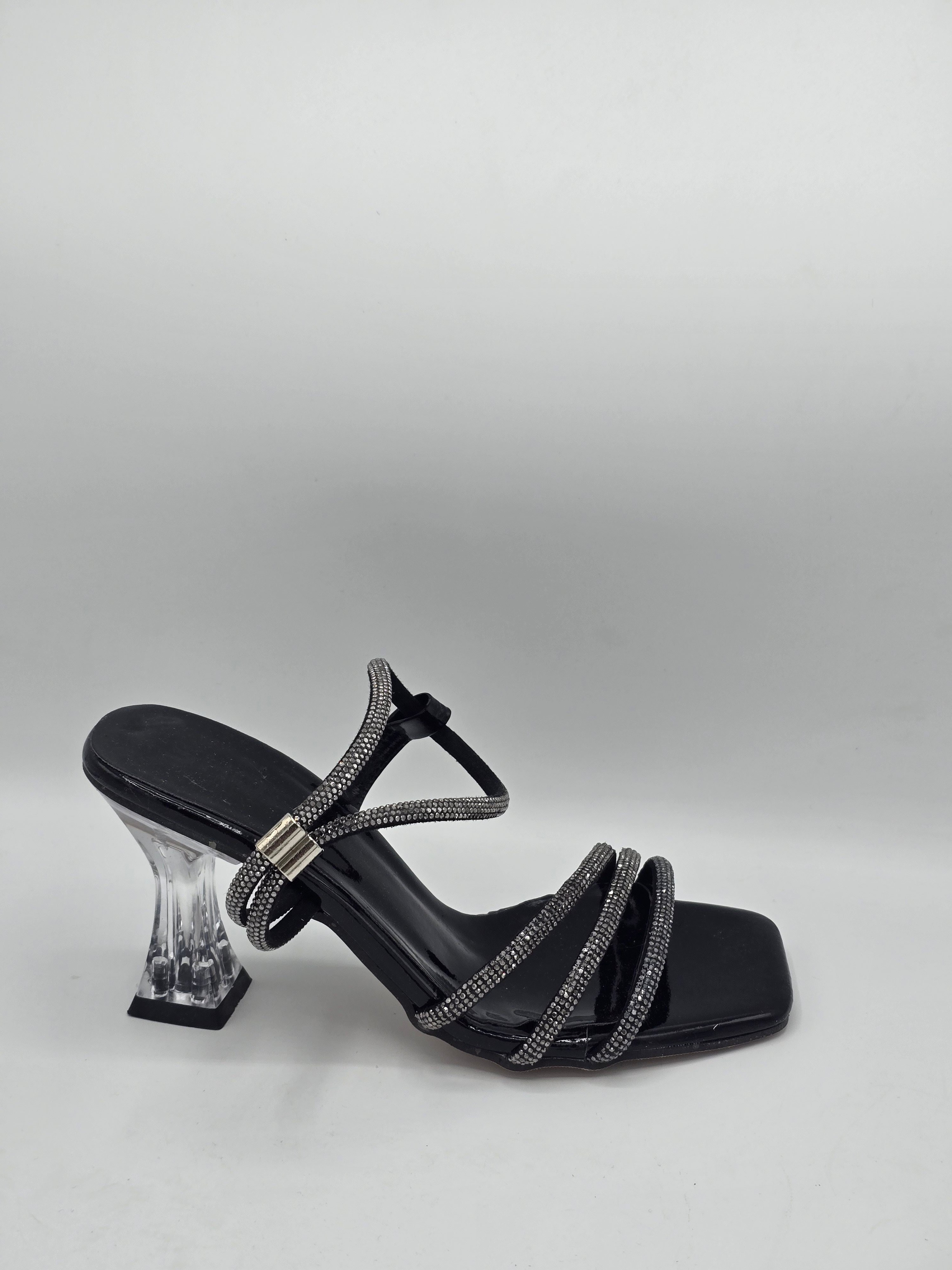 LUVESTASHOES BİLEKTEN GEÇMELİ KARE BURUNLU SİYAH TOPUKLU TERLİK