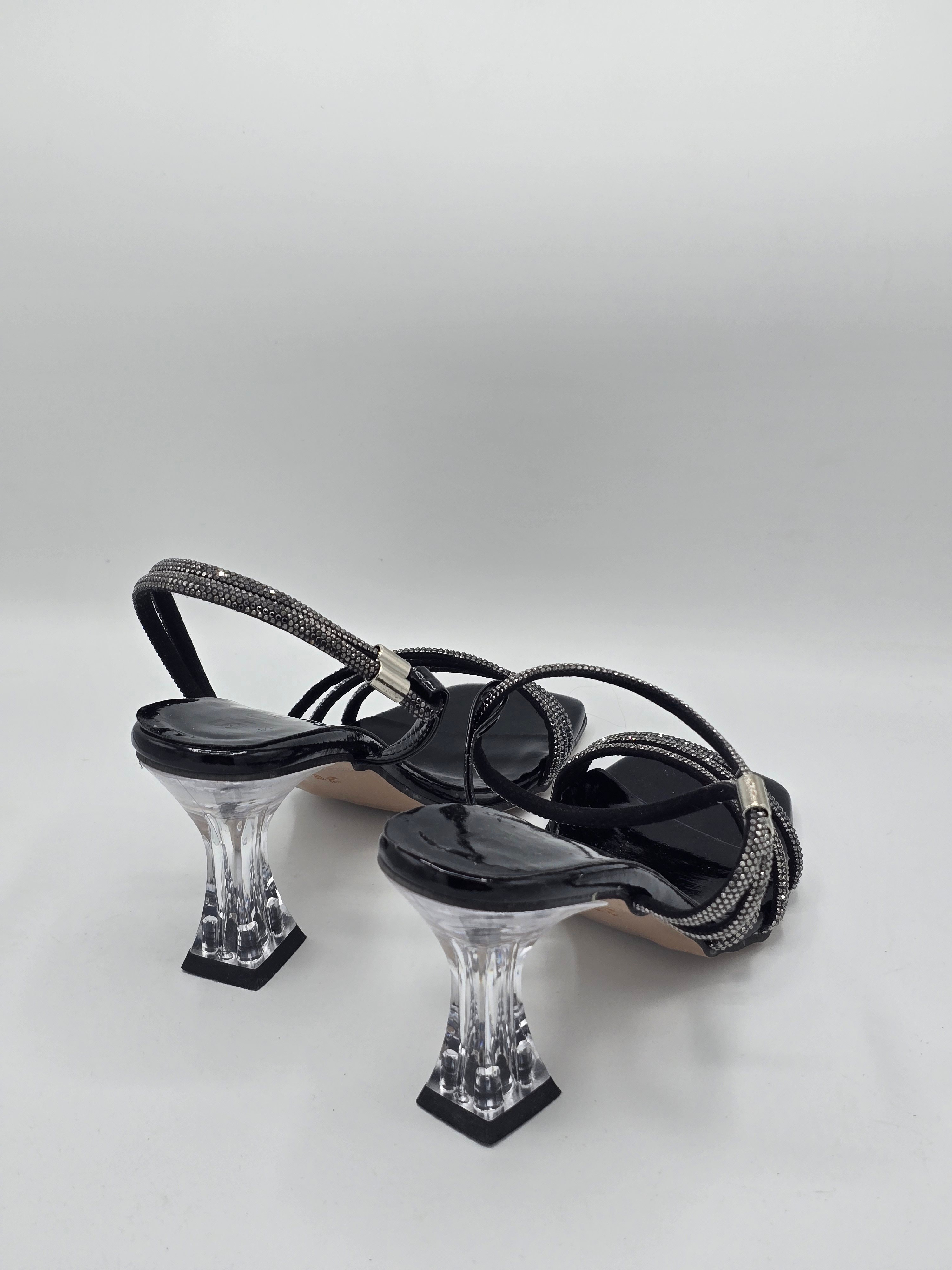 LUVESTASHOES BİLEKTEN GEÇMELİ KARE BURUNLU SİYAH TOPUKLU TERLİK