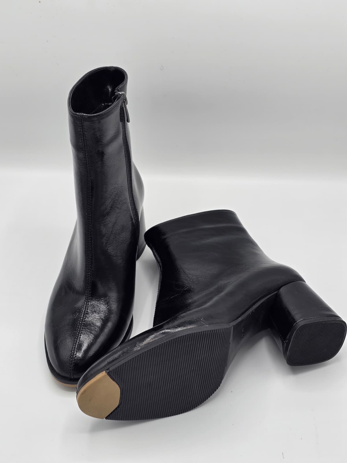 luvestashoes fermuarlı burun detaylı rugan bot siyah