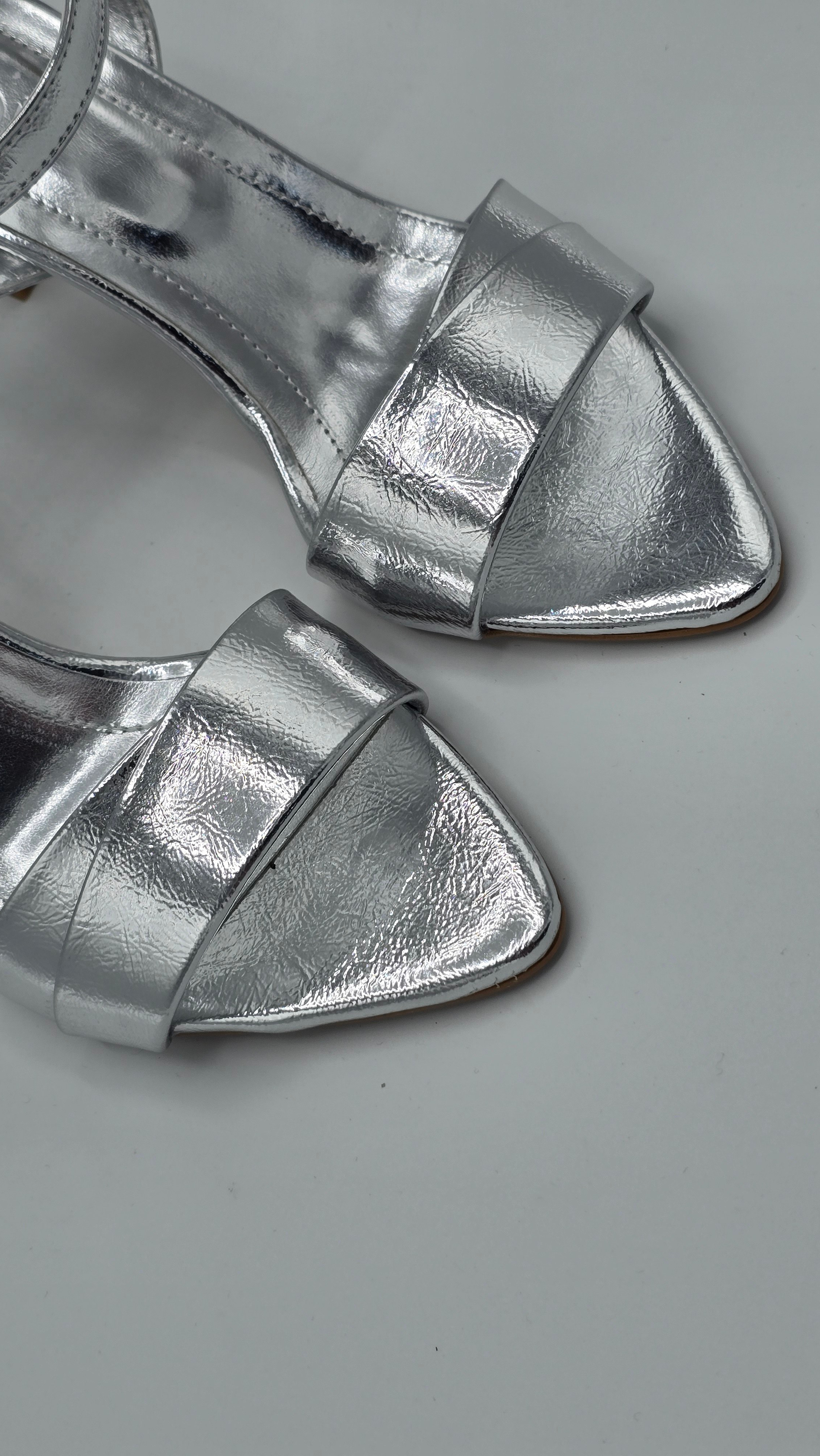 Luvestashoes Gümüş Bilekten Tokalı İnce Topuk Stiletto
