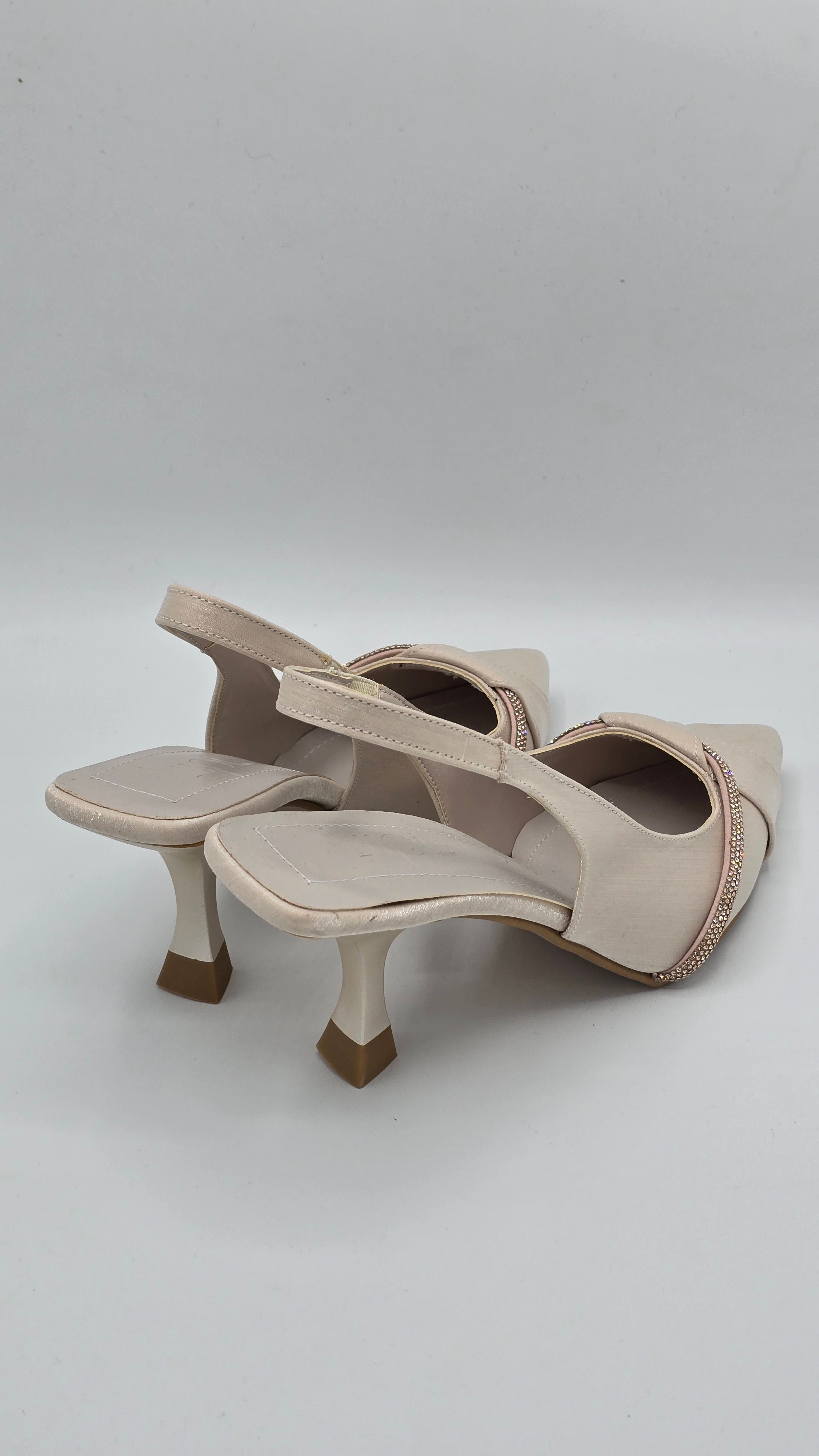 Luvestashoes İnci Krem Taş Detaylı Çapraz Bantlı Ortopedik Kadeh Topuk Stiletto