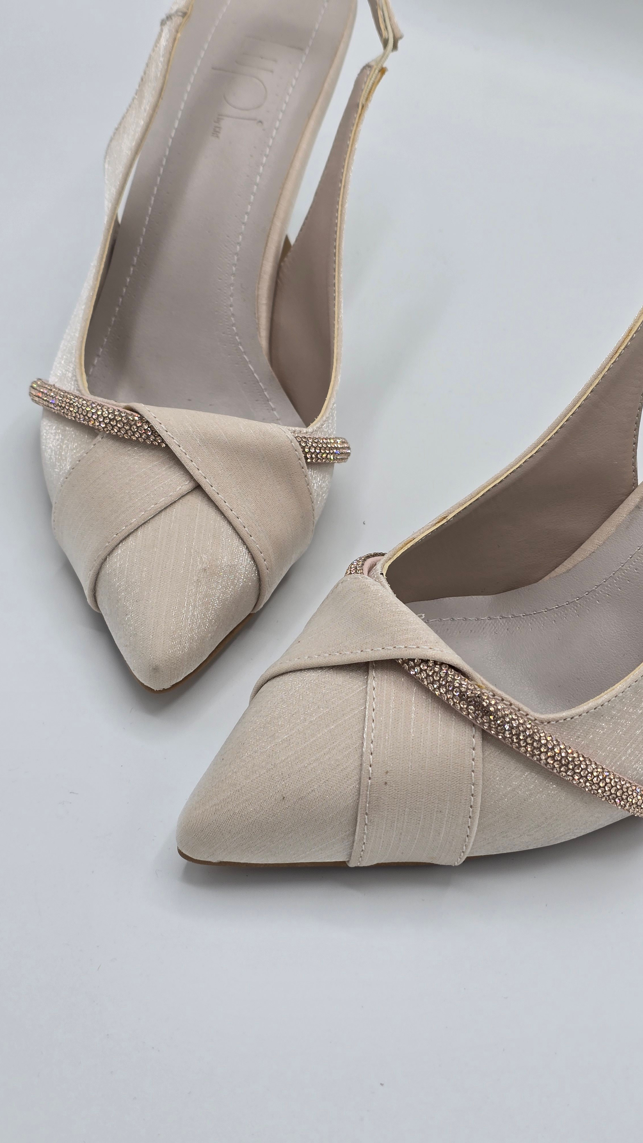 Luvestashoes İnci Krem Taş Detaylı Çapraz Bantlı Ortopedik Kadeh Topuk Stiletto