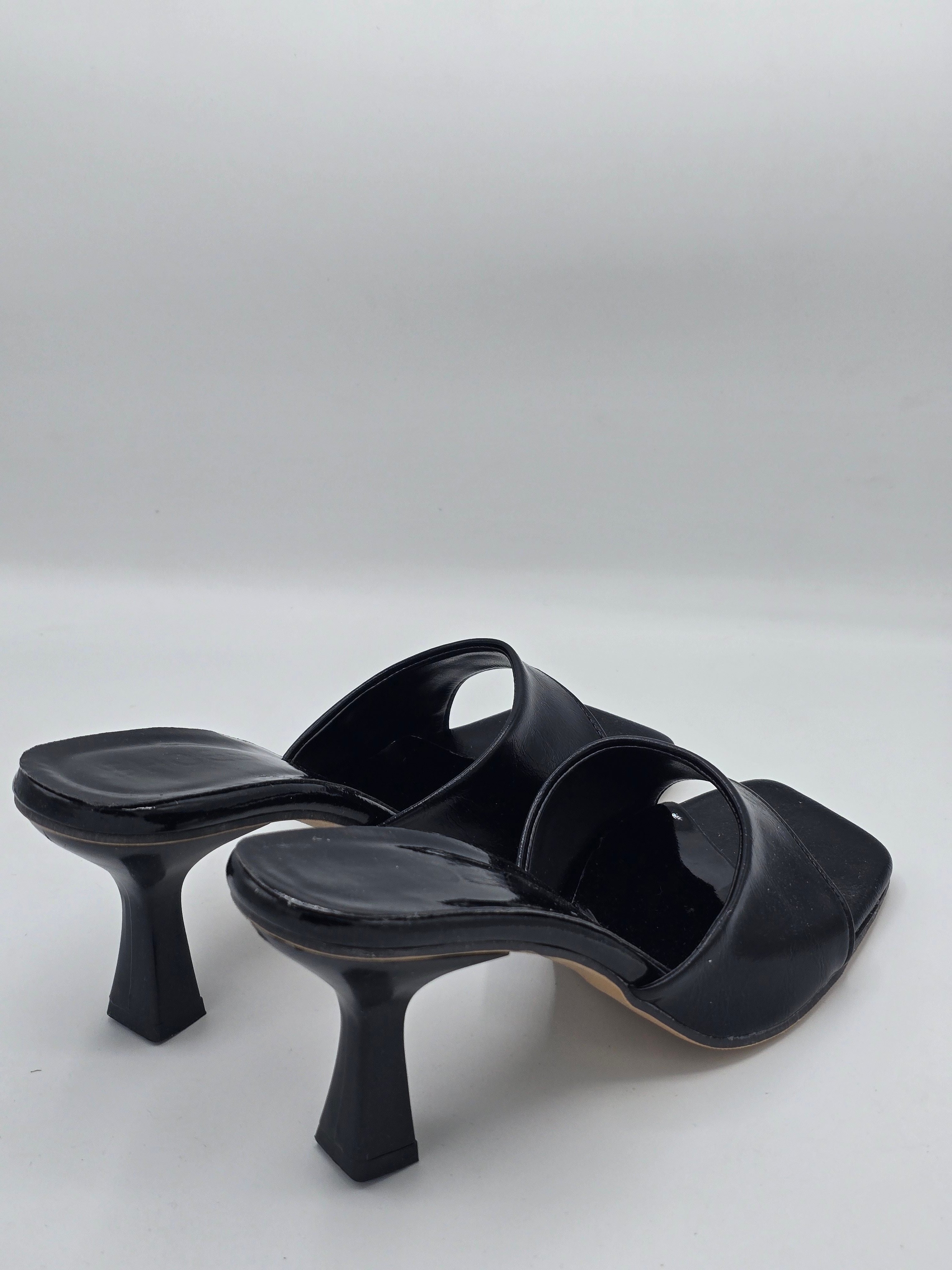 LUVESTASHOES KARE BURUNLU  TOPUKLU TERLİK  SİYAH