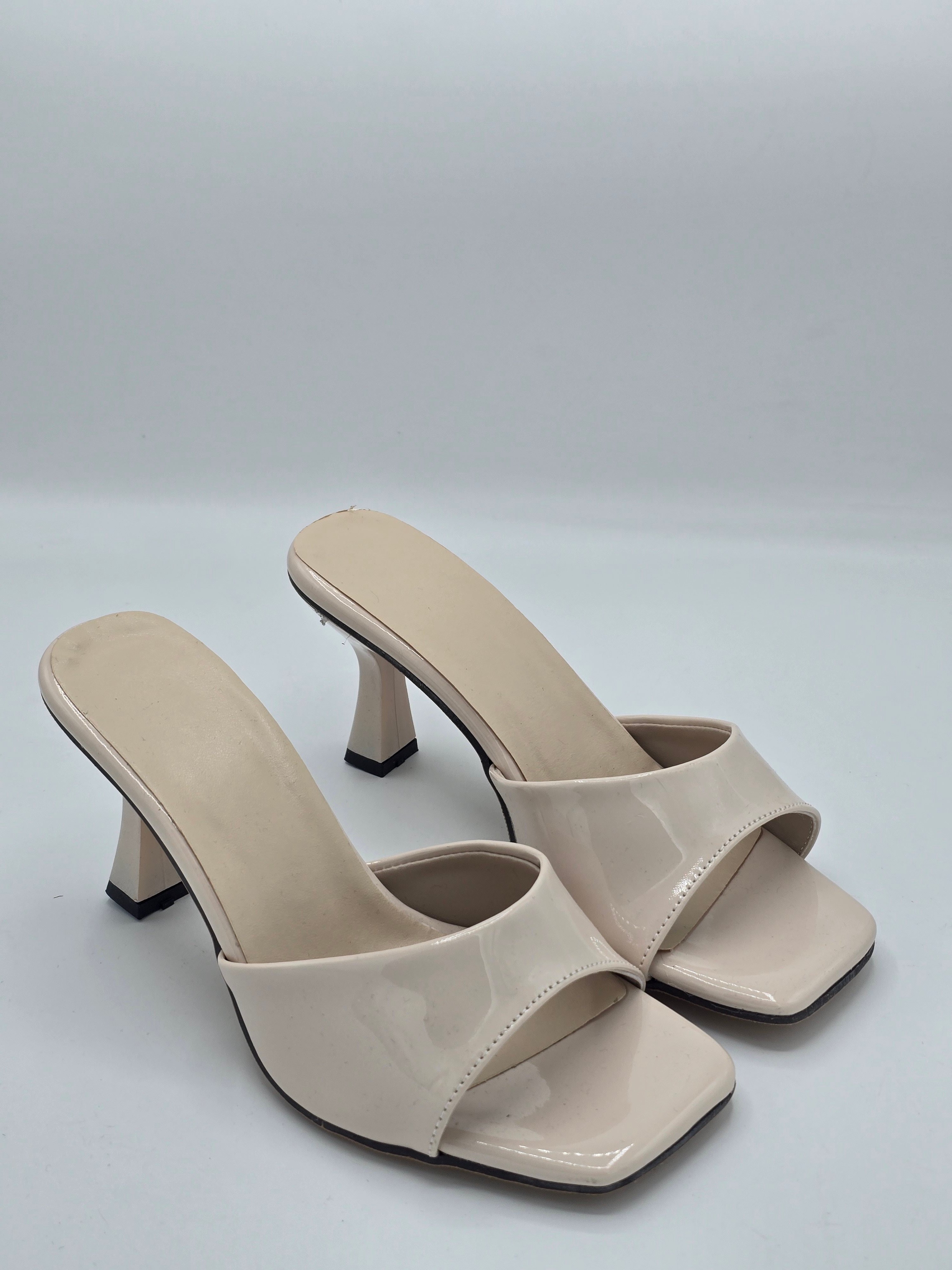 LUVESTASHOES KARE BURUNLU  TOPUKLU TERLİK  BEJ