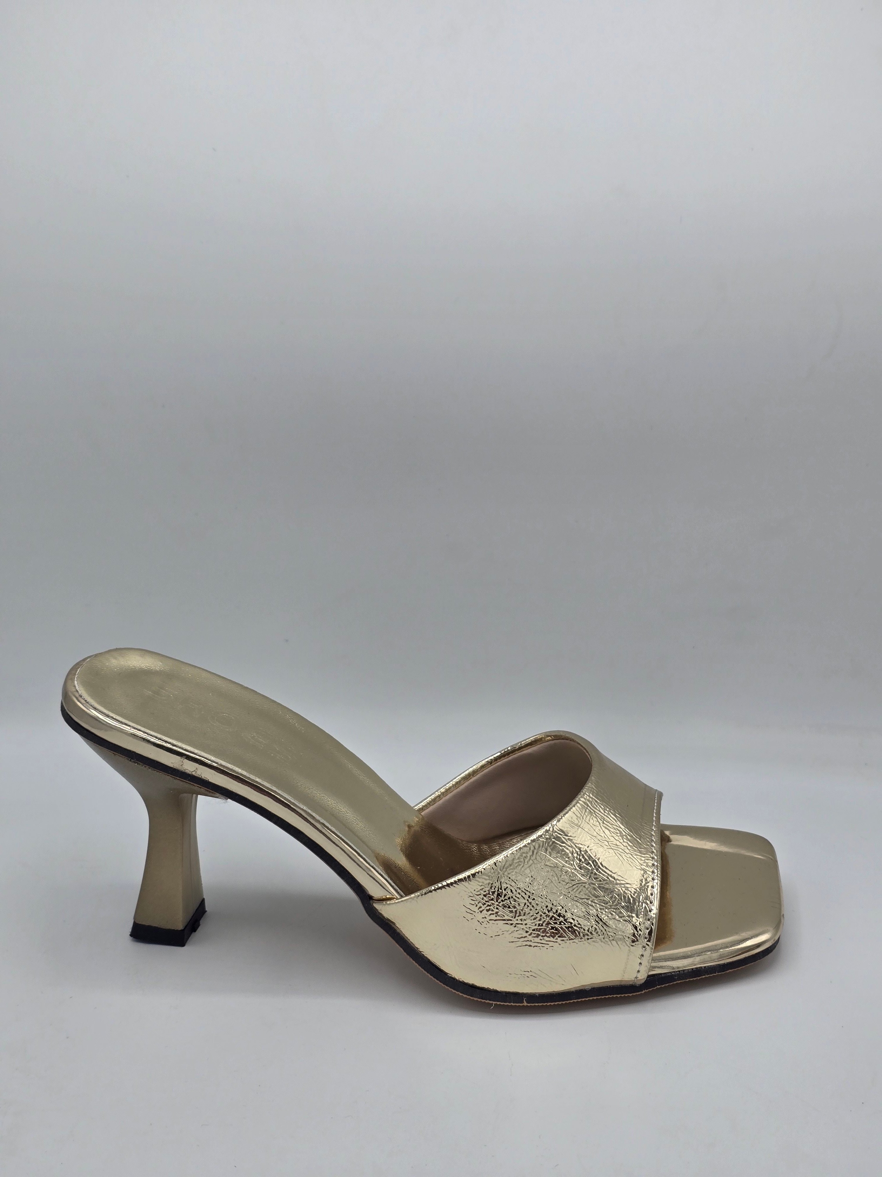 LUVESTASHOES KARE BURUNLU  TOPUKLU TERLİK  GOLD