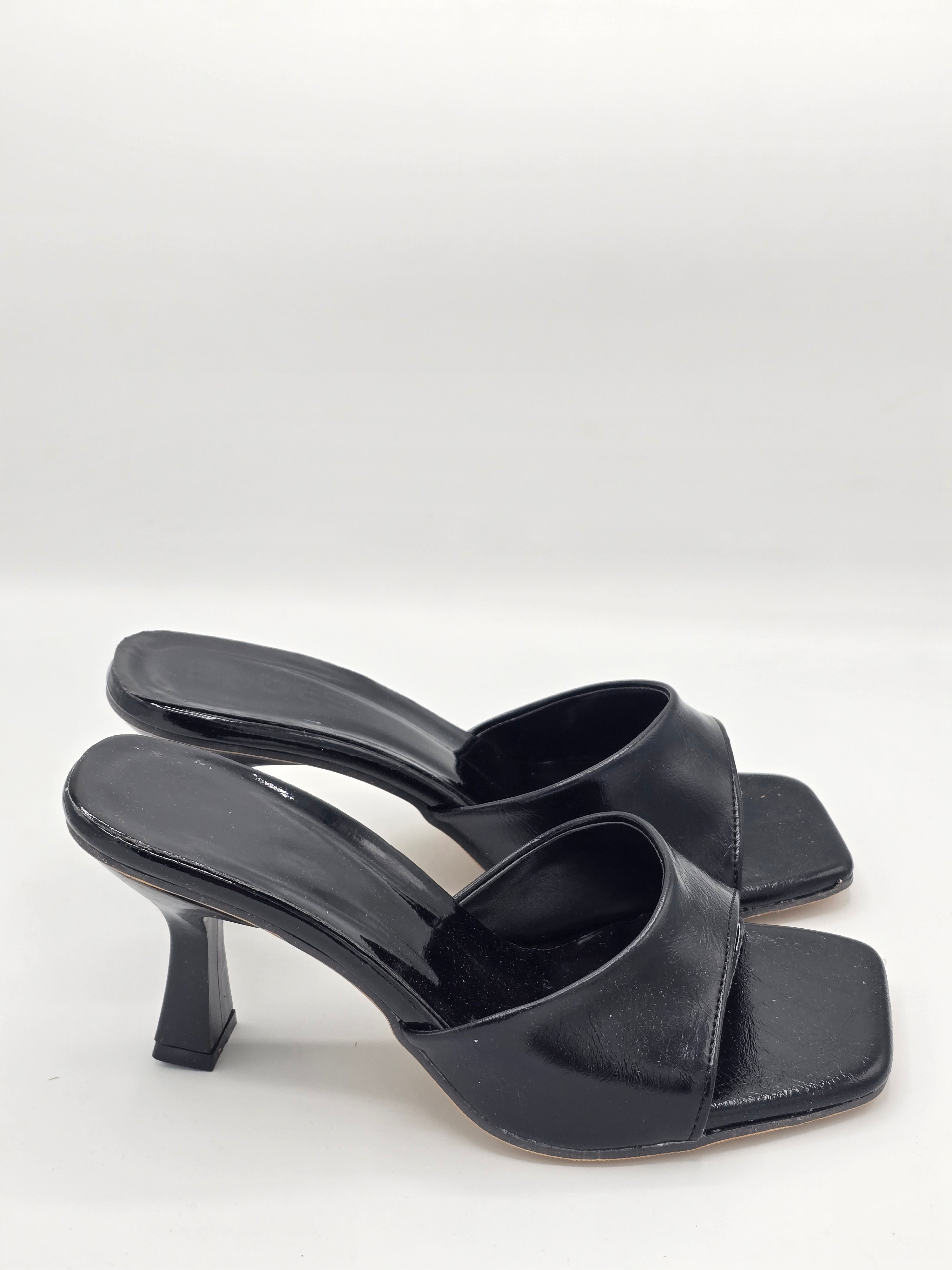 LUVESTASHOES KARE BURUNLU  TOPUKLU TERLİK  SİYAH