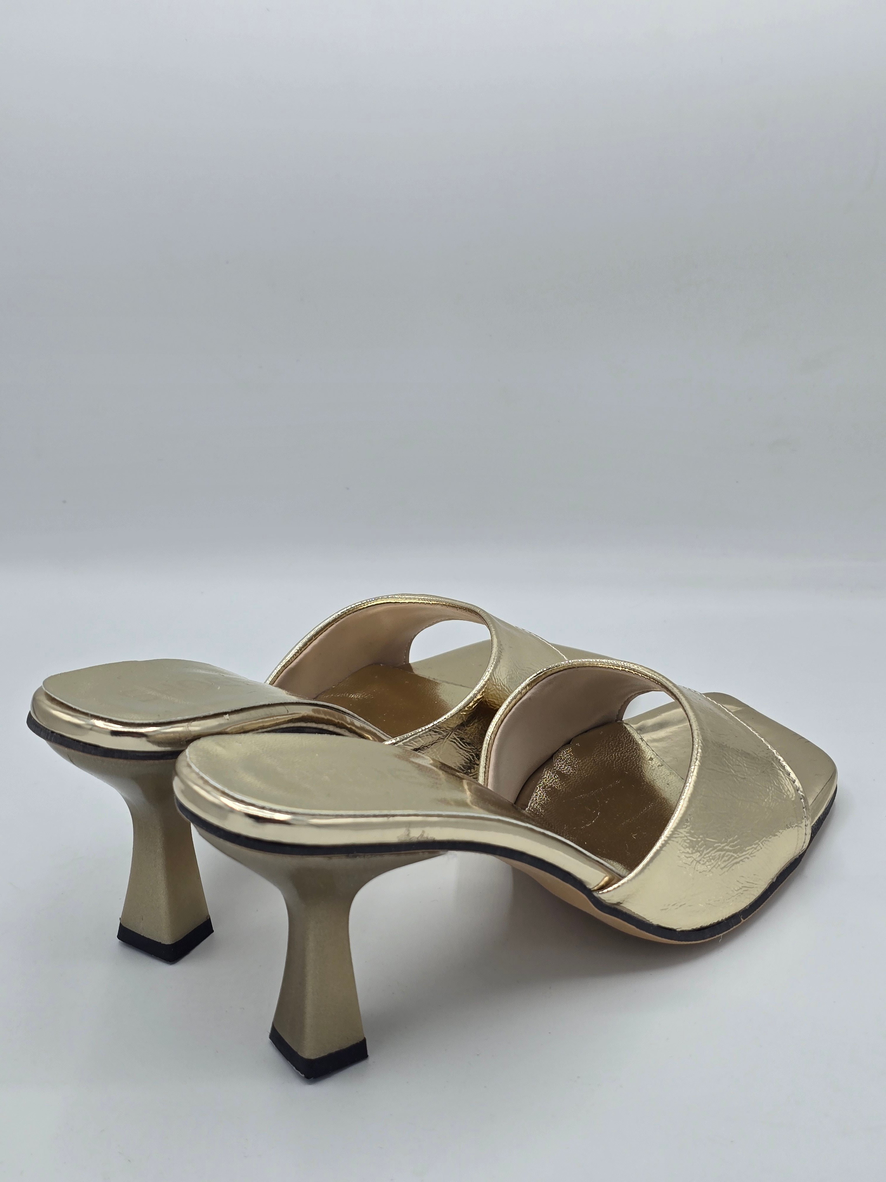 LUVESTASHOES KARE BURUNLU  TOPUKLU TERLİK  GOLD