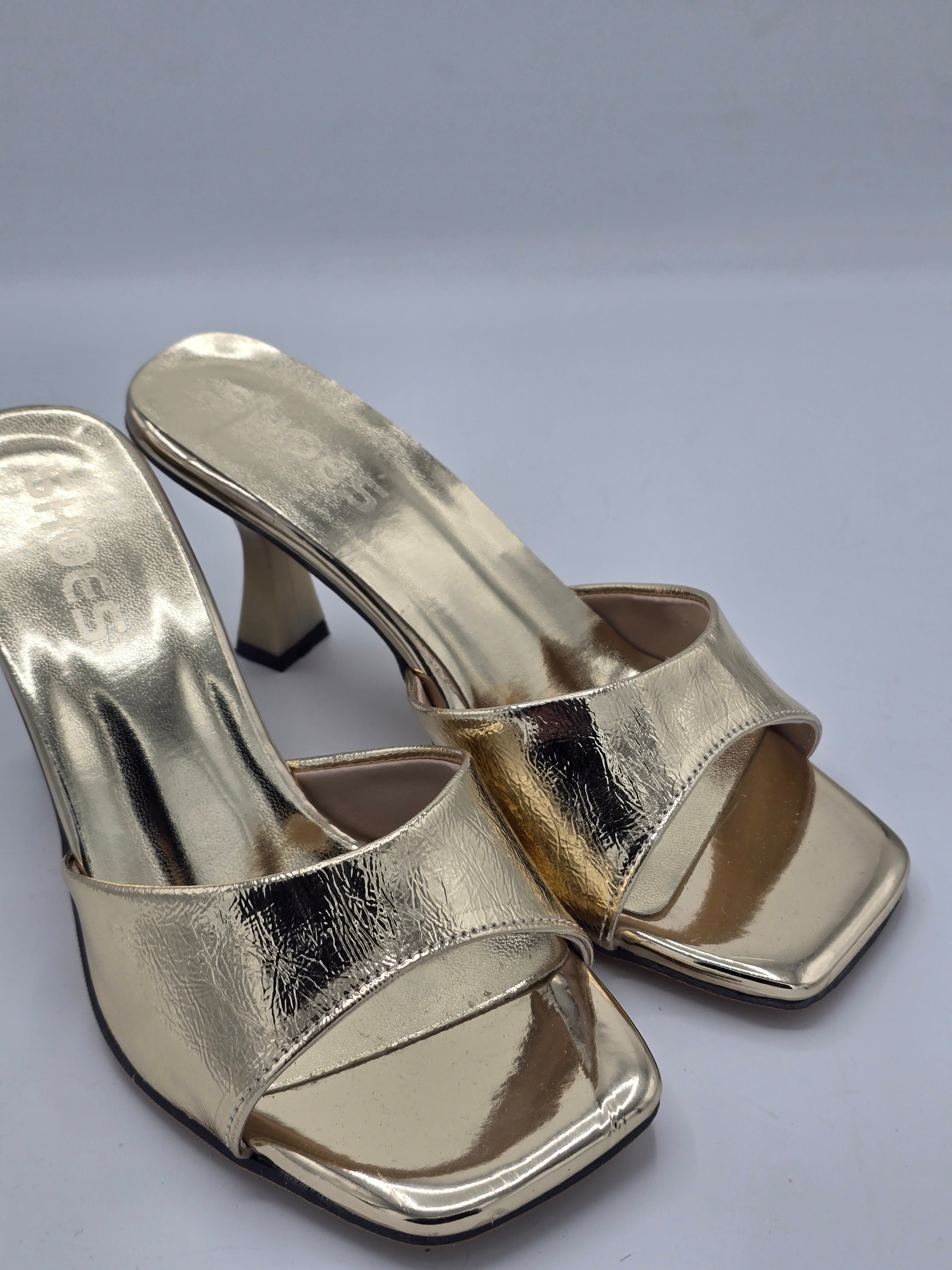 LUVESTASHOES KARE BURUNLU  TOPUKLU TERLİK  GOLD
