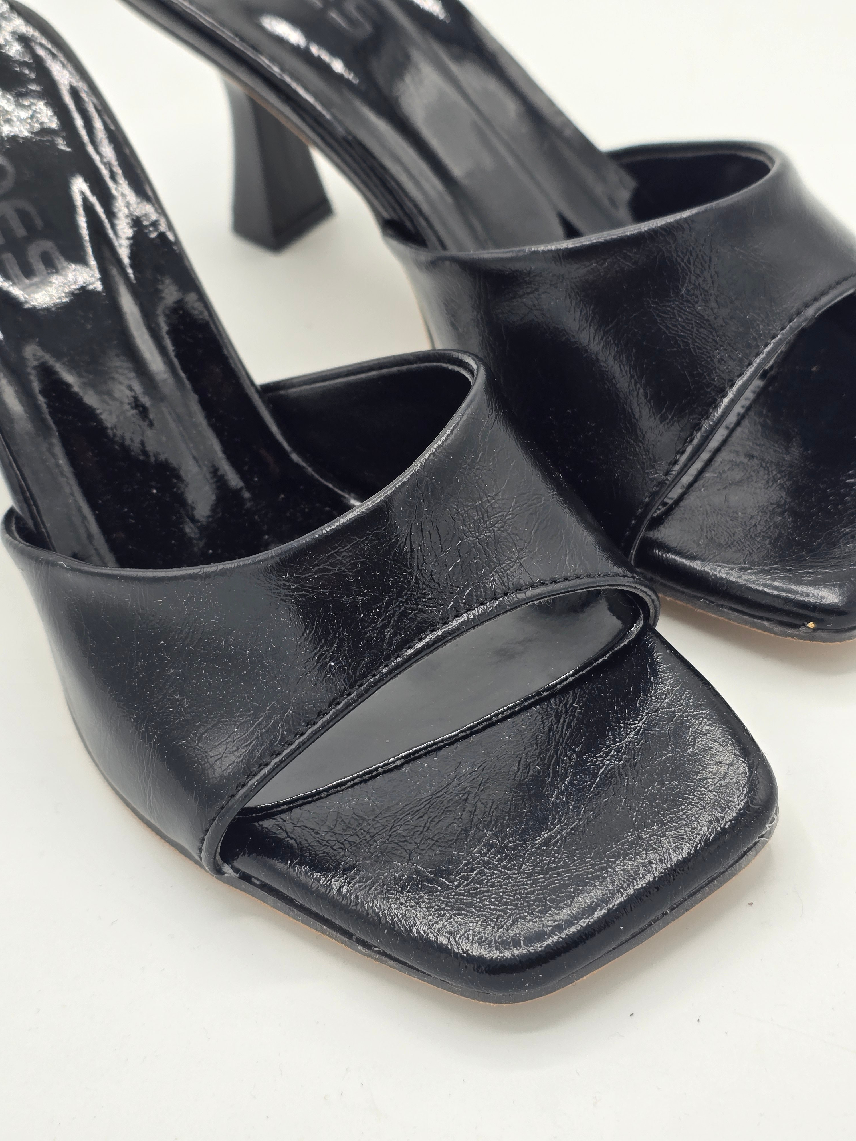 LUVESTASHOES KARE BURUNLU  TOPUKLU TERLİK  SİYAH