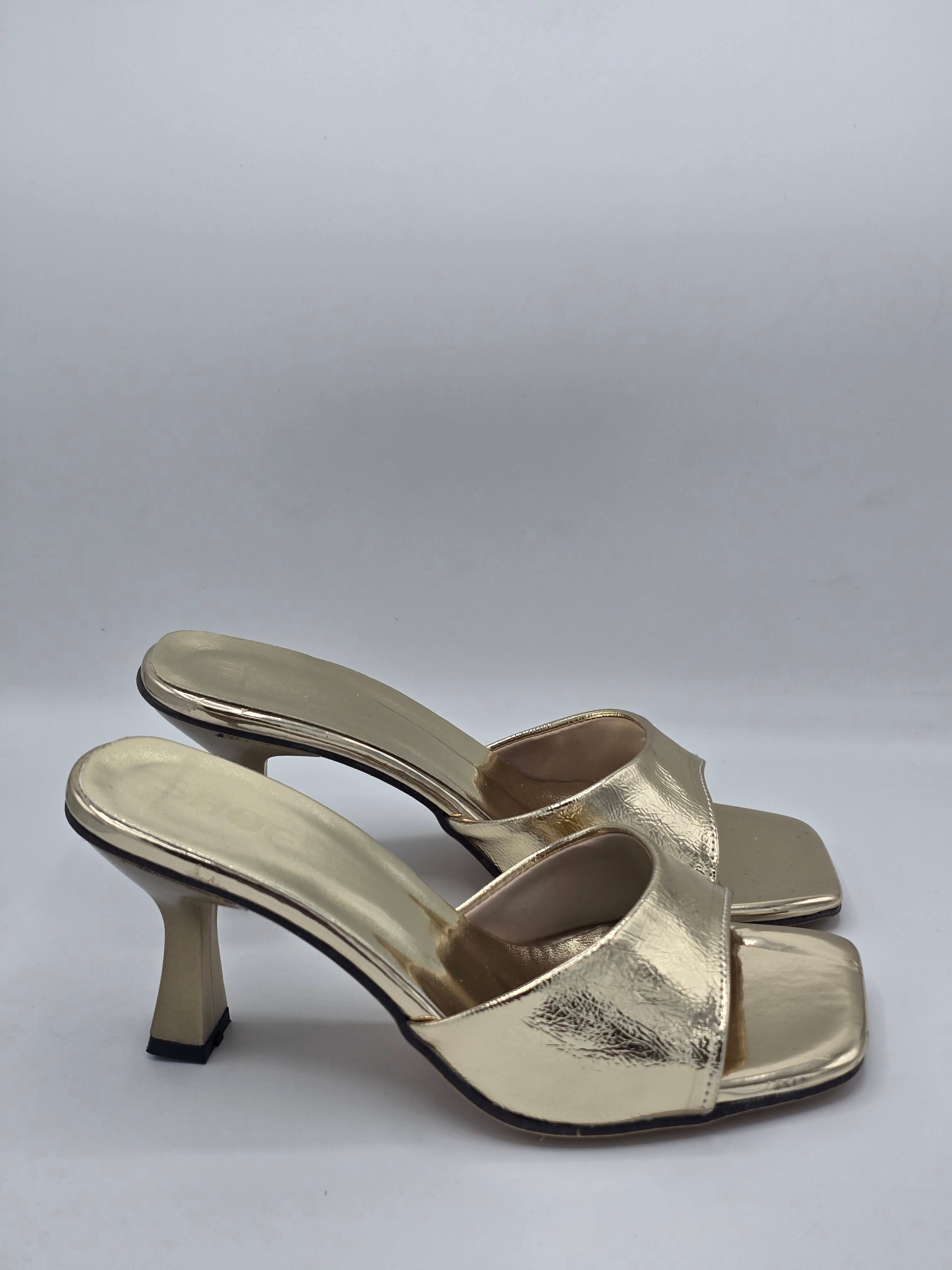LUVESTASHOES KARE BURUNLU  TOPUKLU TERLİK  GOLD