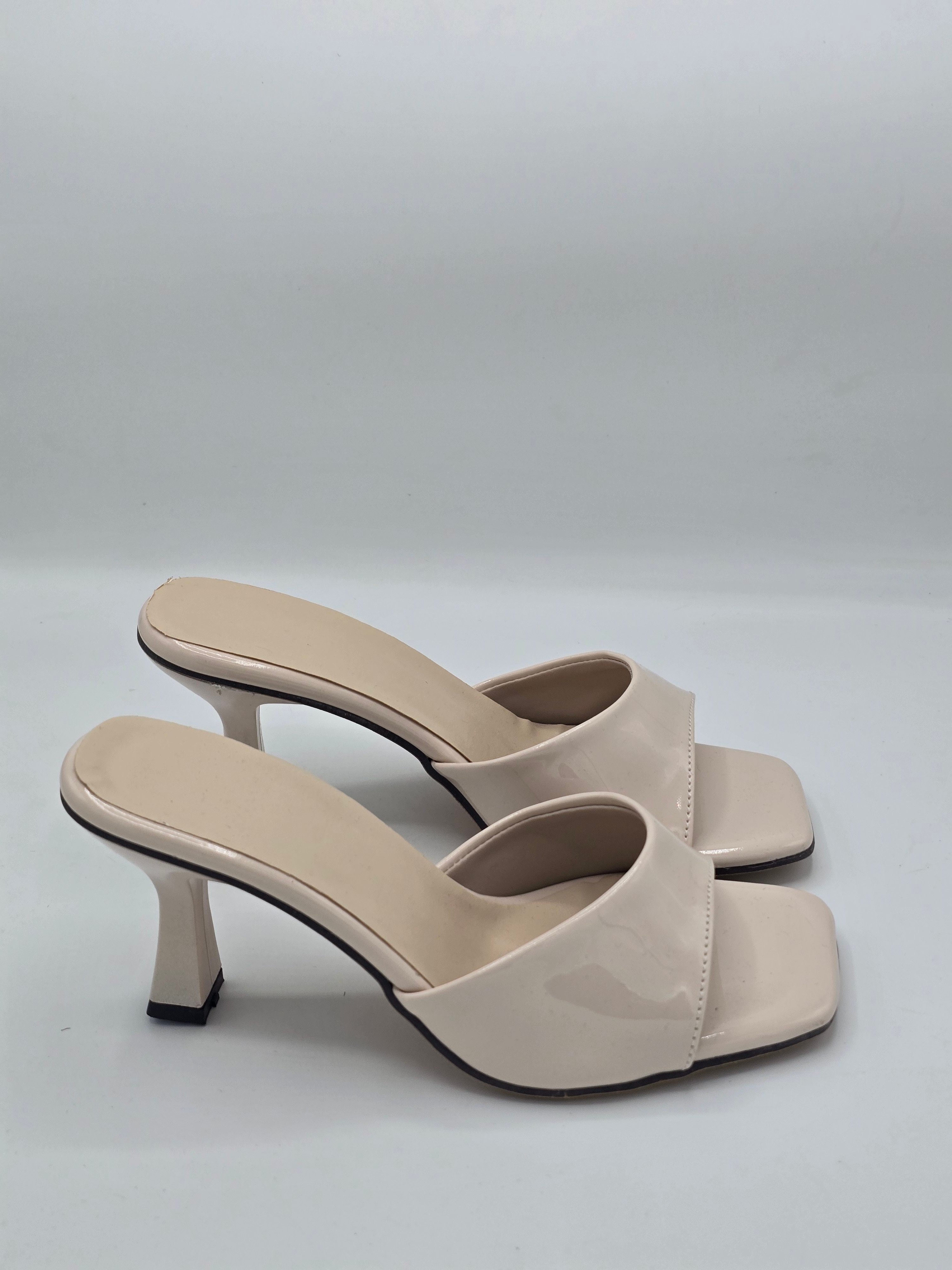 LUVESTASHOES KARE BURUNLU  TOPUKLU TERLİK  BEJ