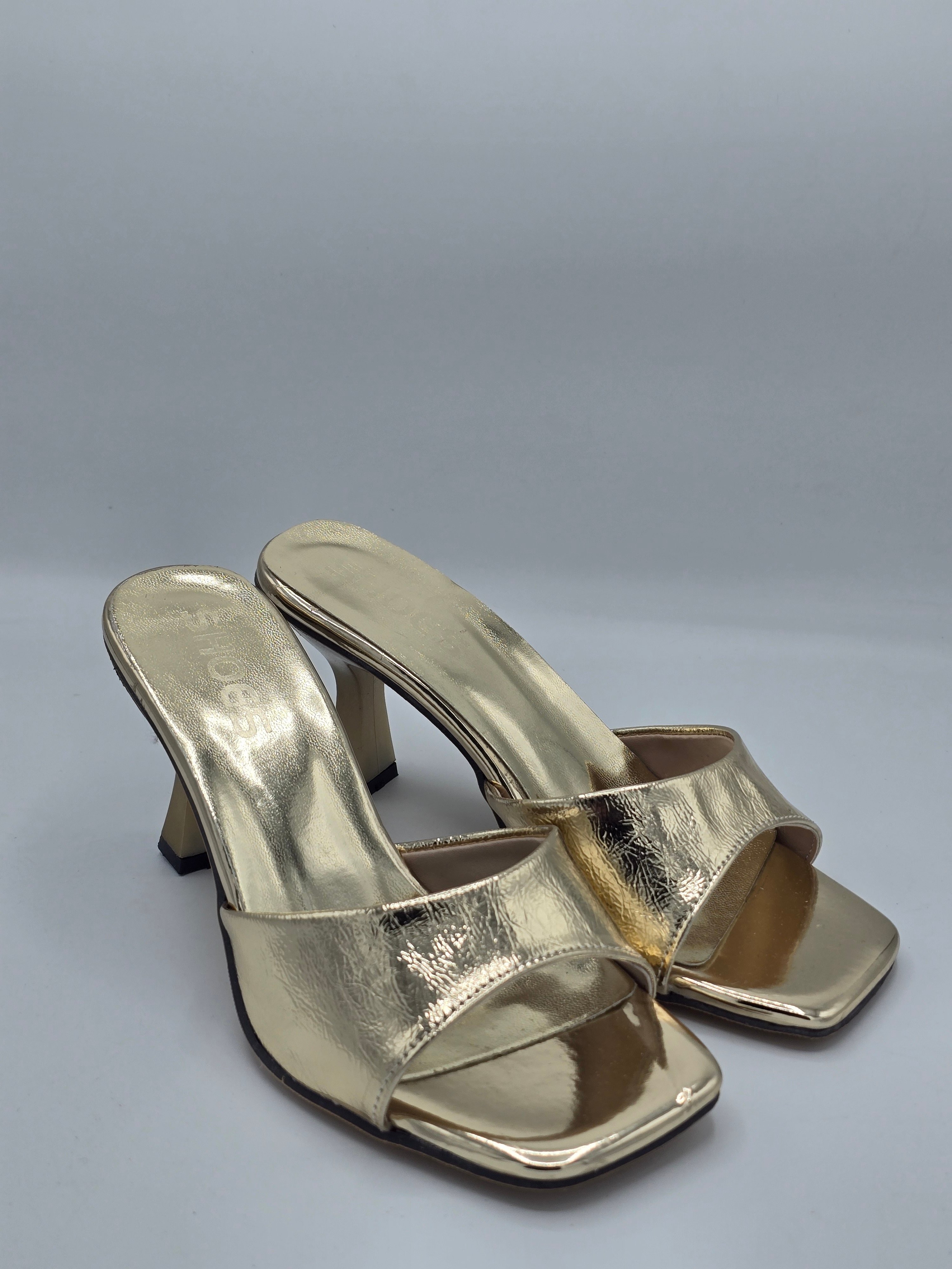 LUVESTASHOES KARE BURUNLU  TOPUKLU TERLİK  GOLD