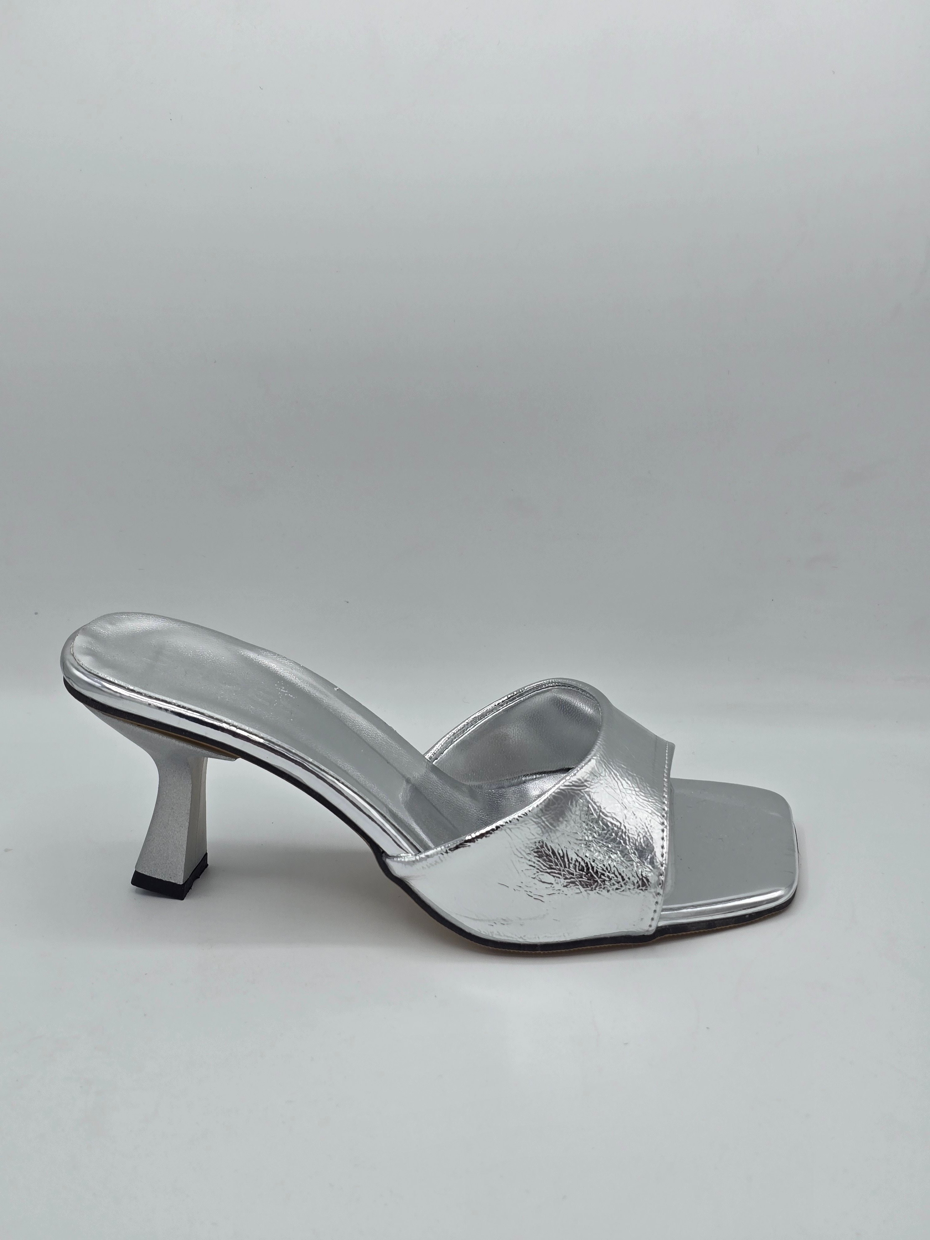 LUVESTASHOES KARE BURUNLU  TOPUKLU TERLİK  GÜMÜŞ